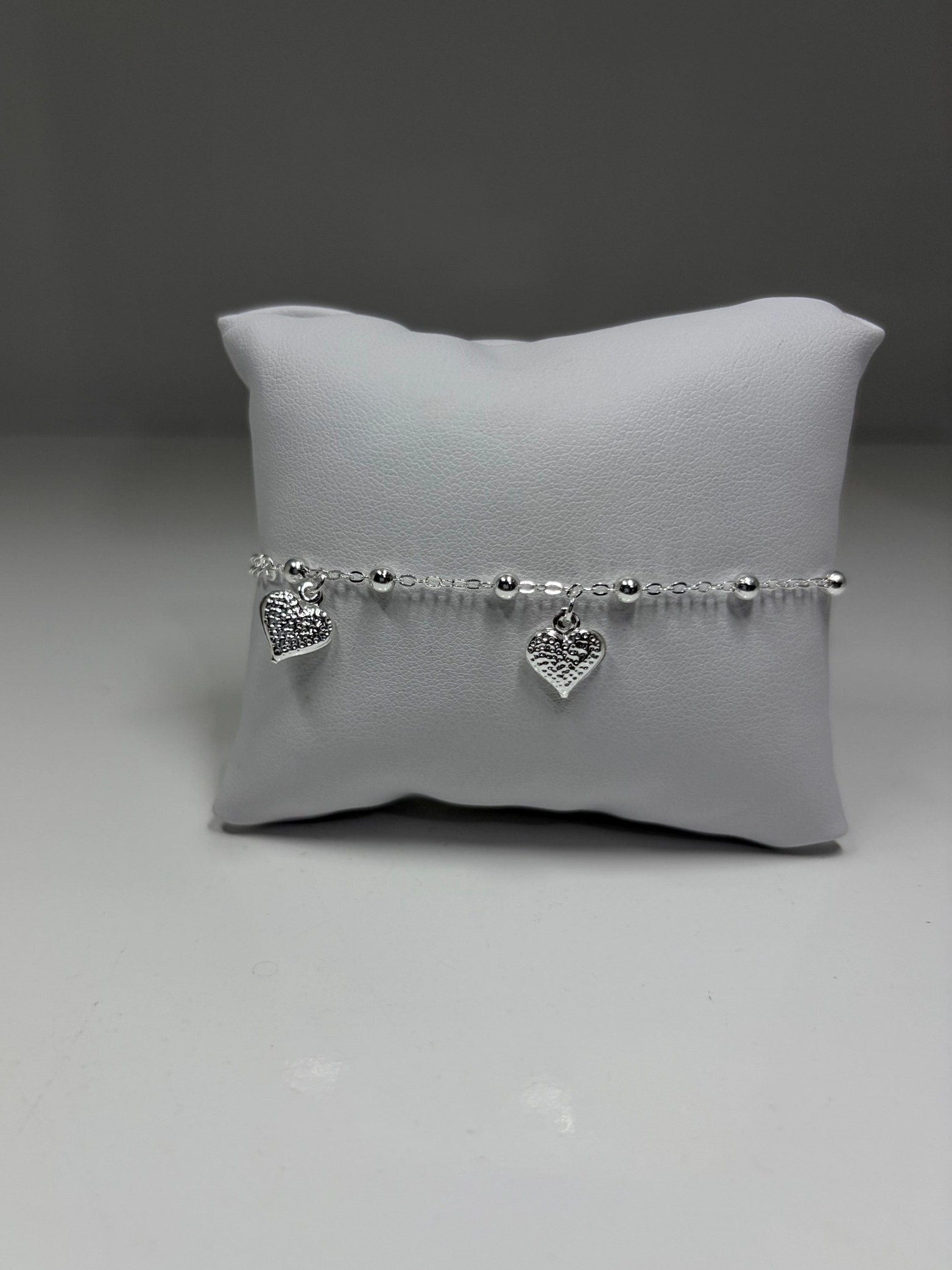 Pulseira com bolinhas e corações