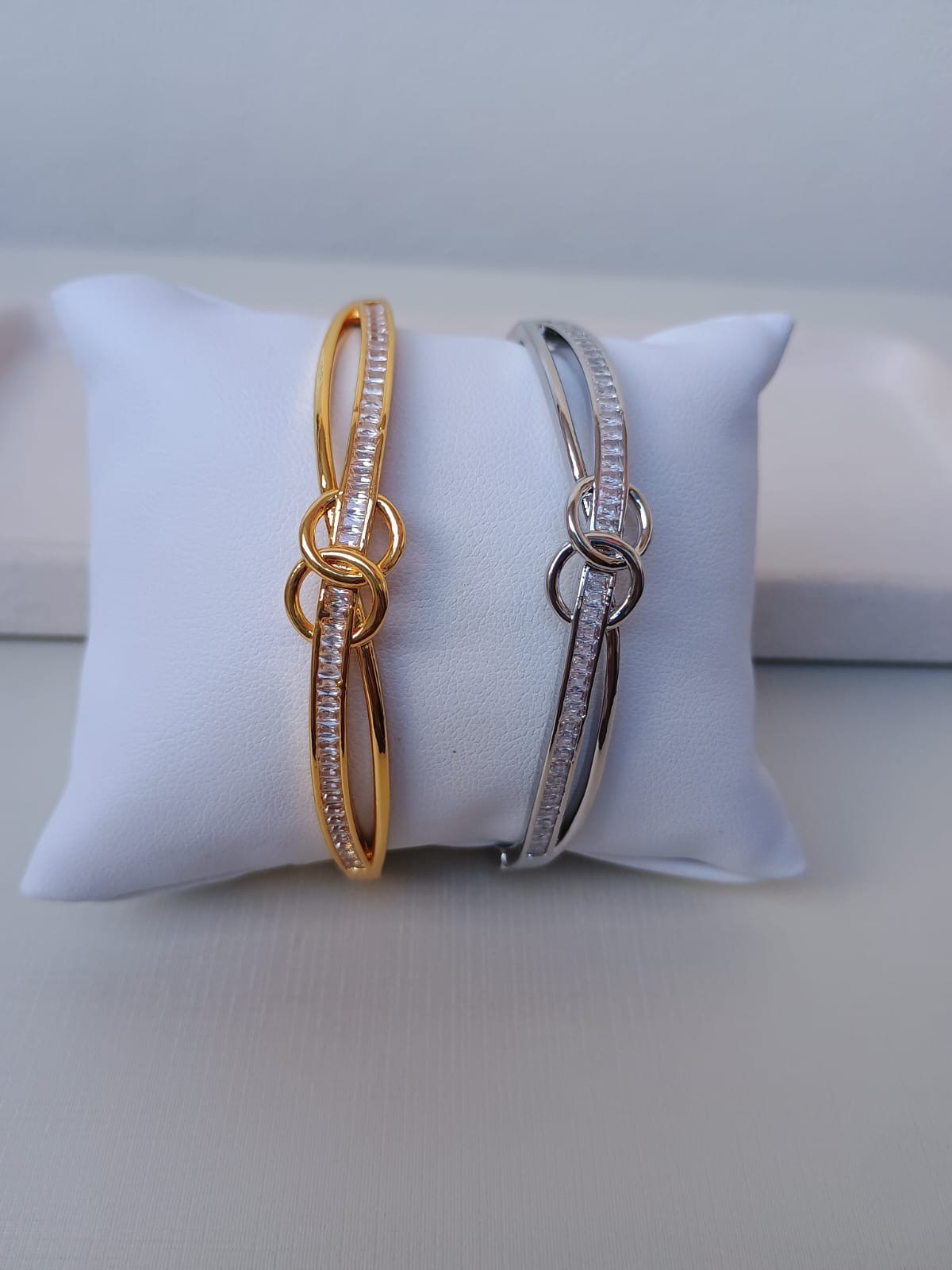 Bracelete com detalhes entrelaçados