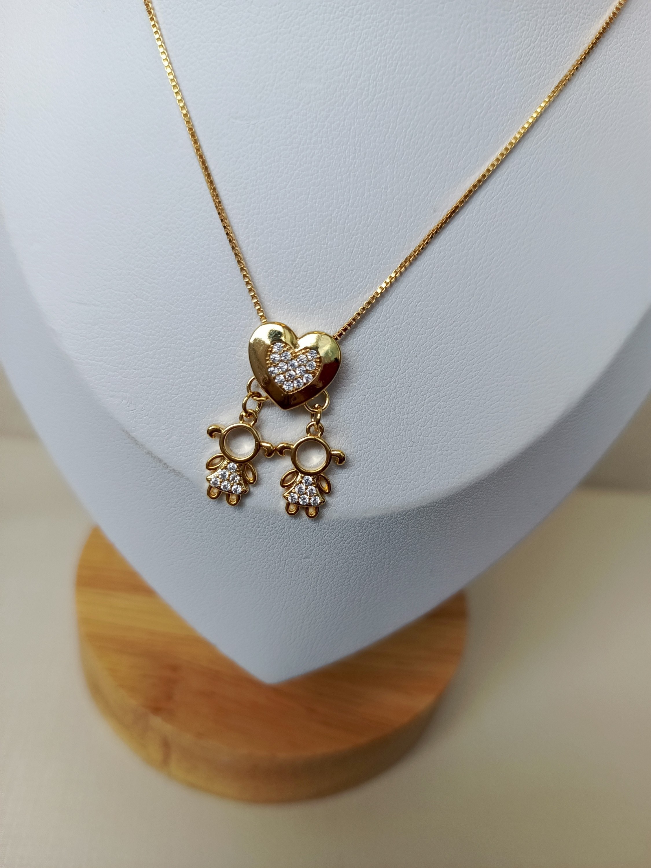 Colar com pingente de duas meninas