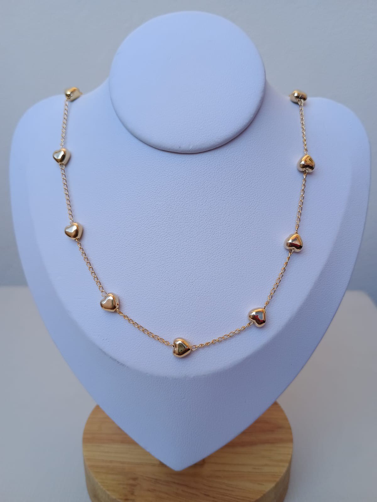 Colar com pingentes de corações