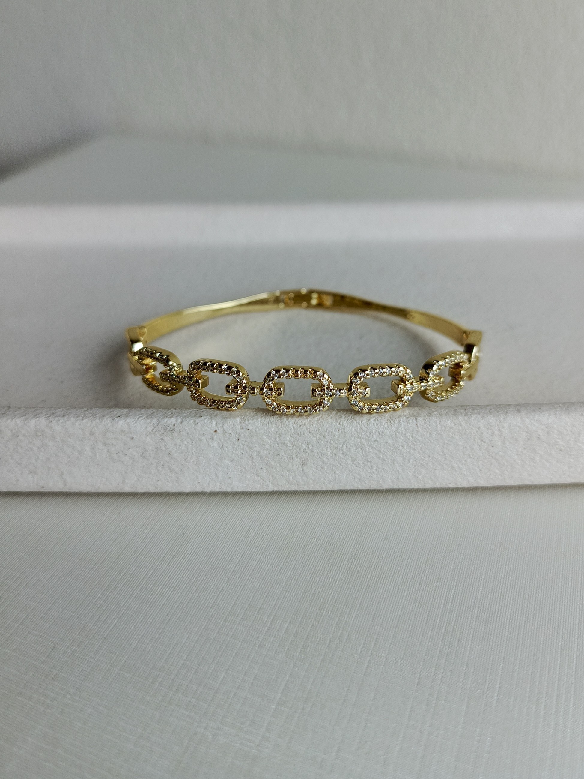 Bracelete com elos com zircônias