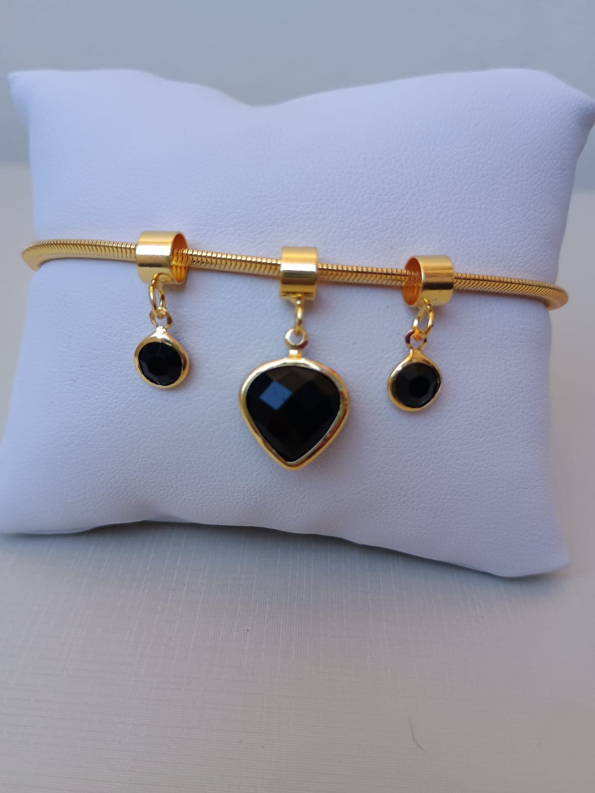 Pulseira com pingente pretos