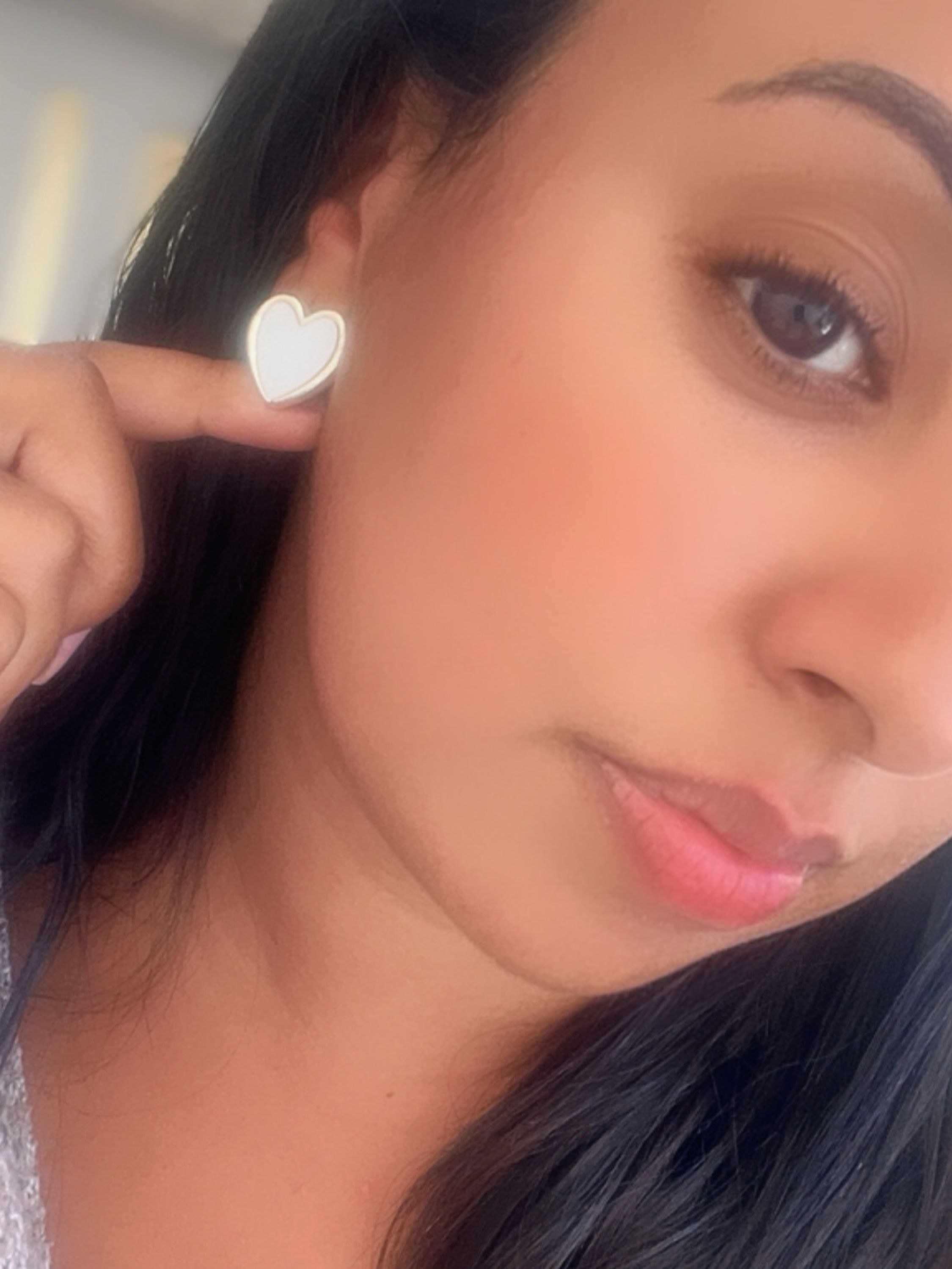 Brinco modelo coração resinado