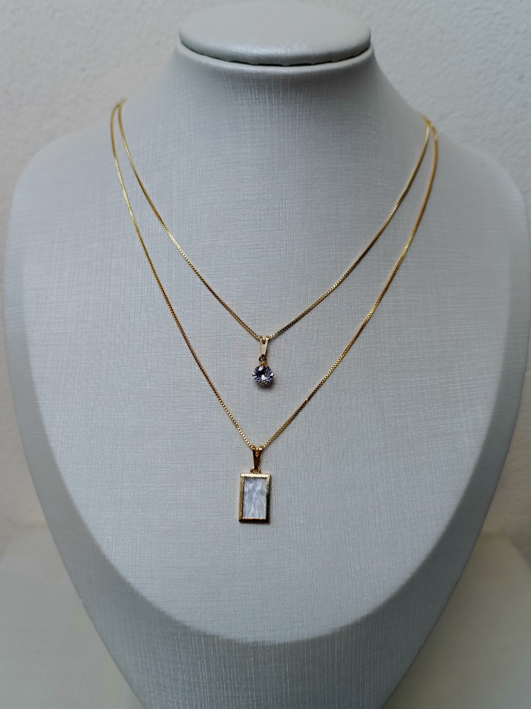 Colar duplo com ponto de luz e pingente retangular