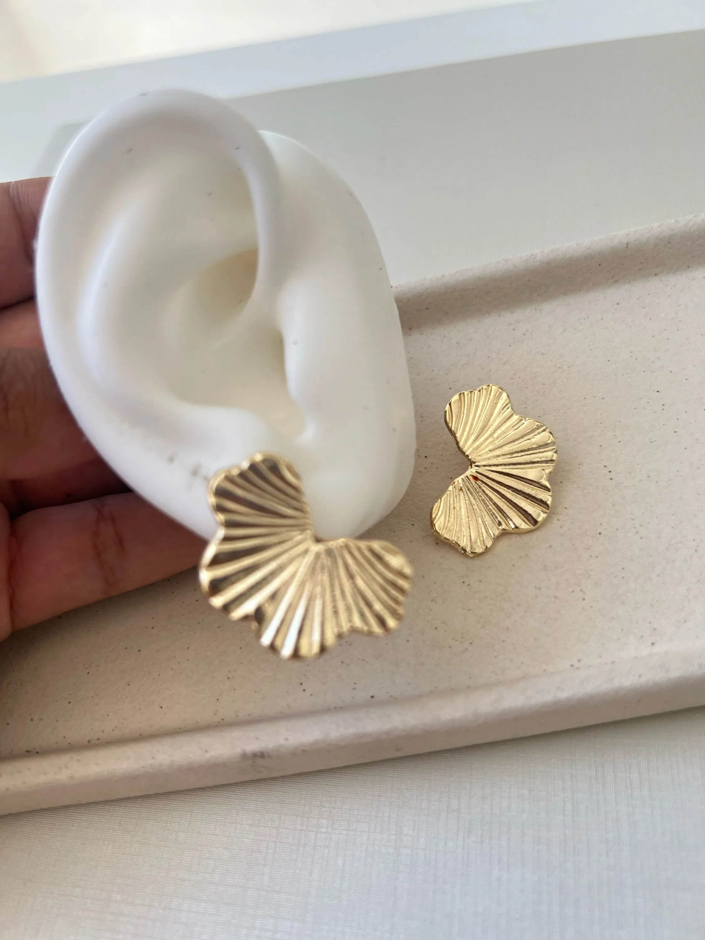 Brinco modelo pétala texturizada