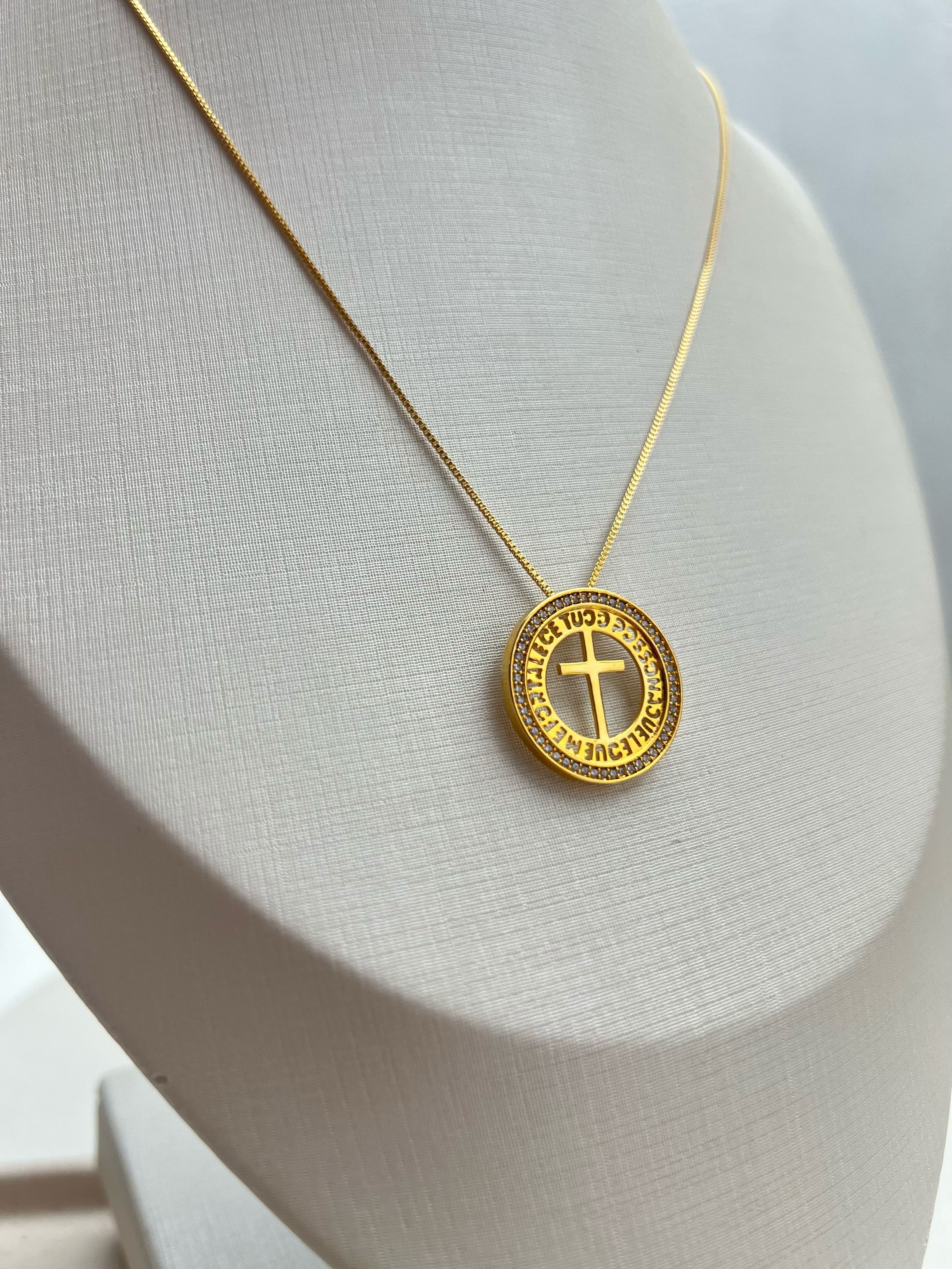 Colar pingente religioso