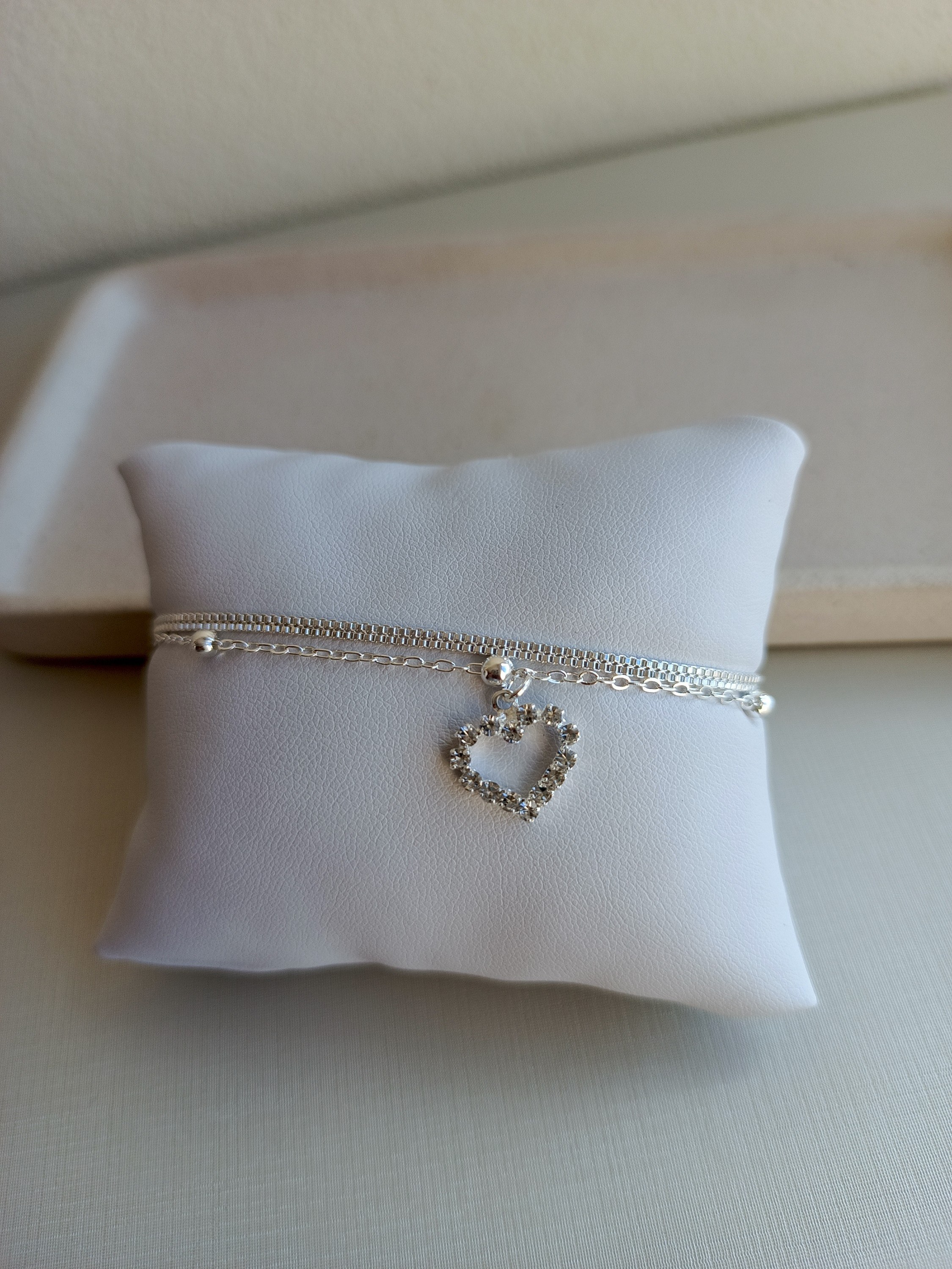 Pulseira dupla com pingente de coração com strass