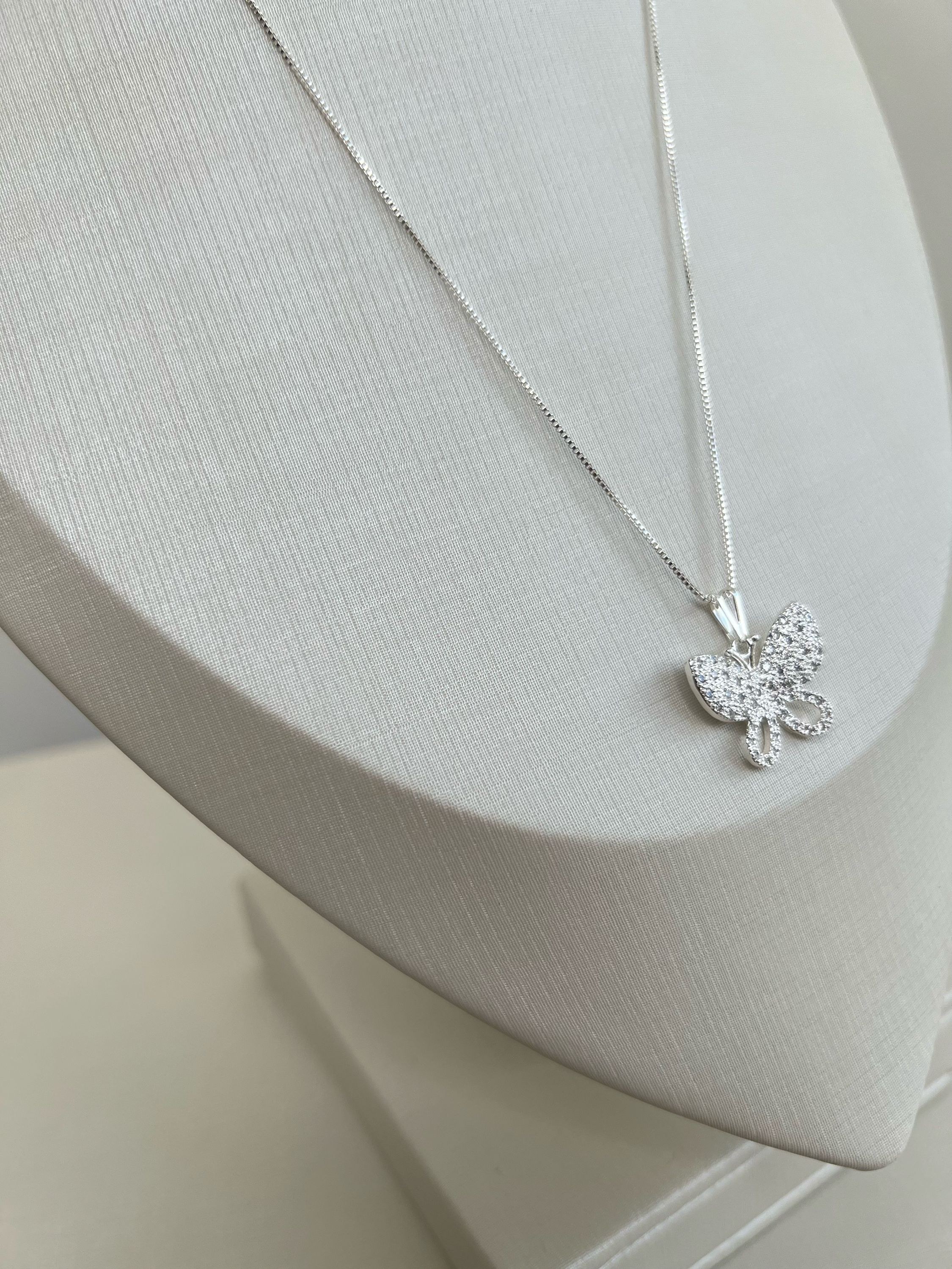 Colar borboleta cravejado de strass