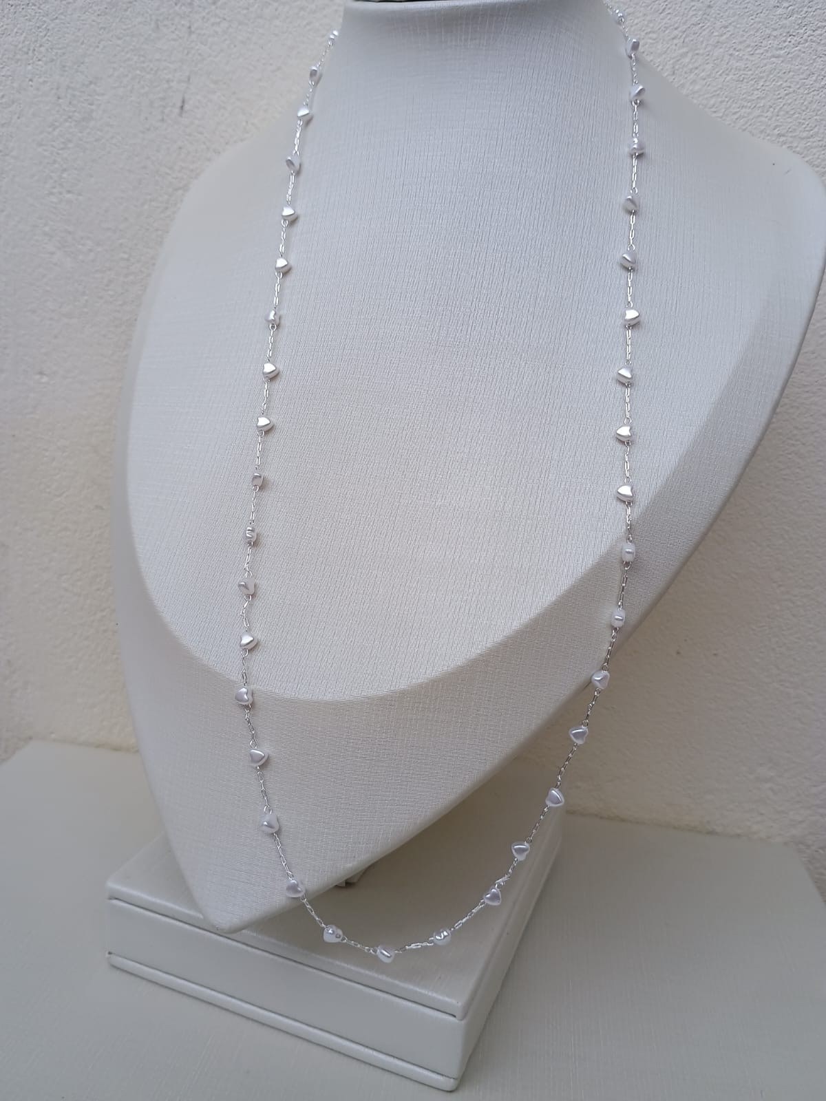 Colar longuinho com corações brancos