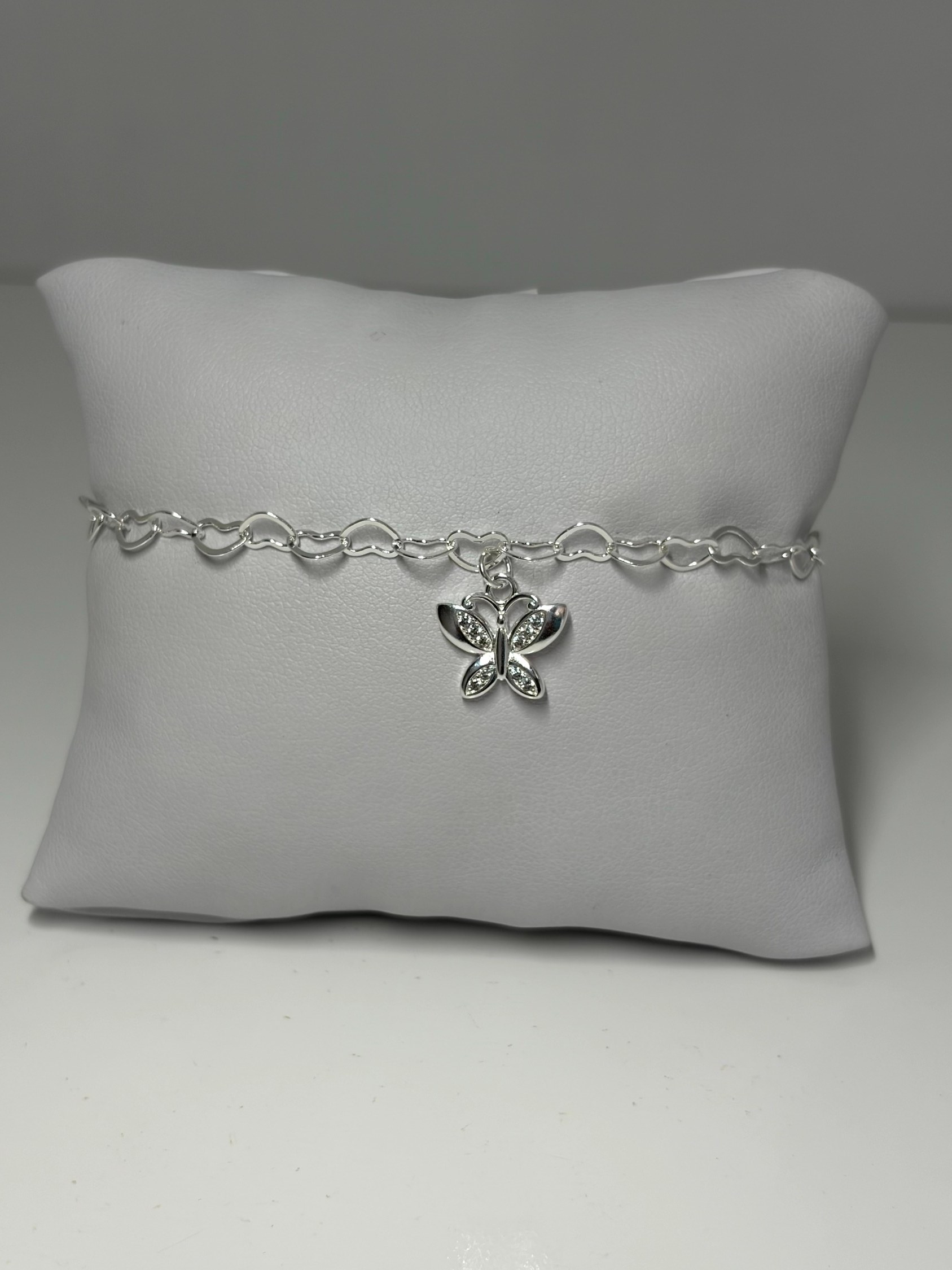 Pulseira de corações com borboleta