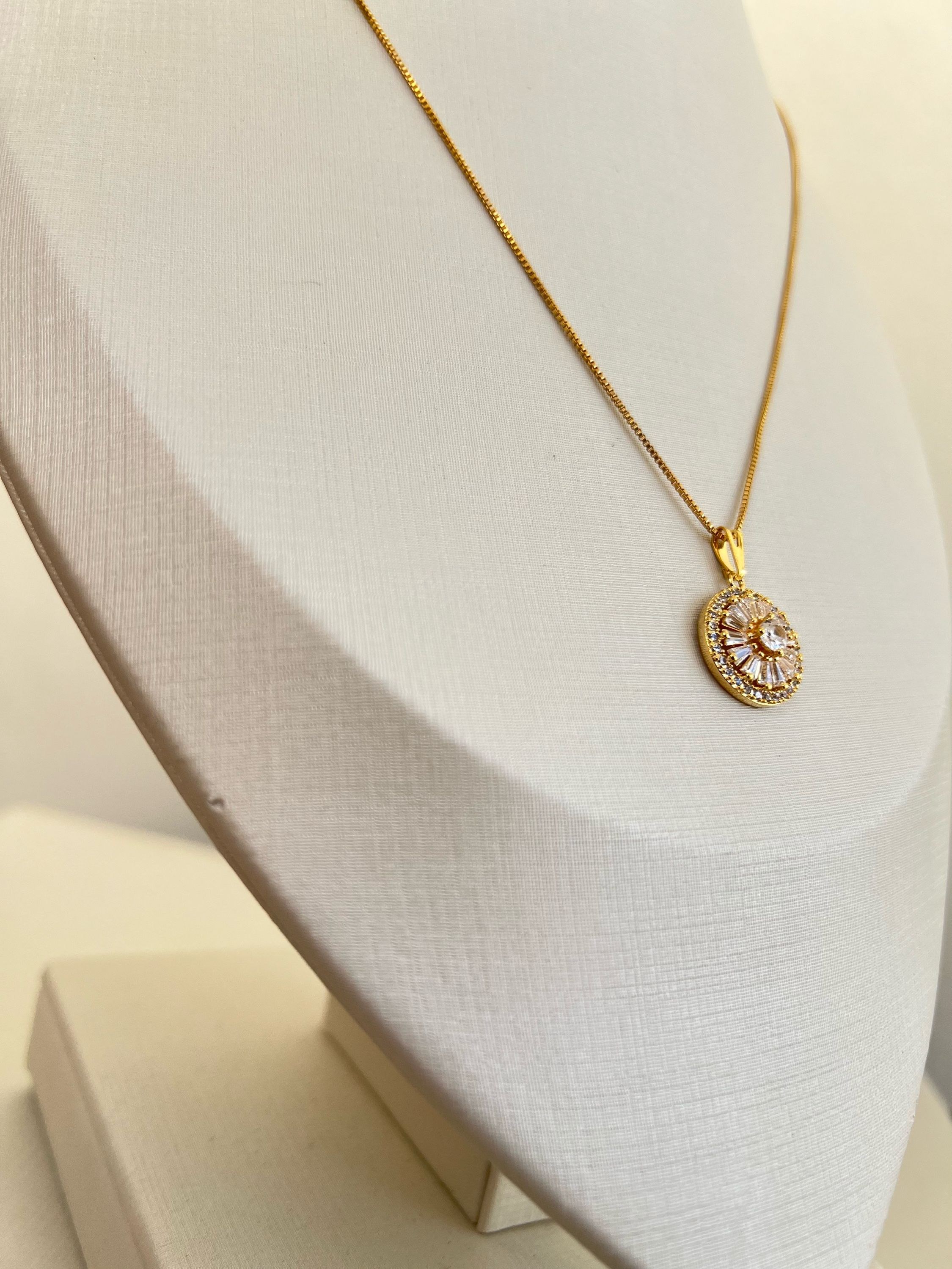 Colar pingente botão cravejado de strass