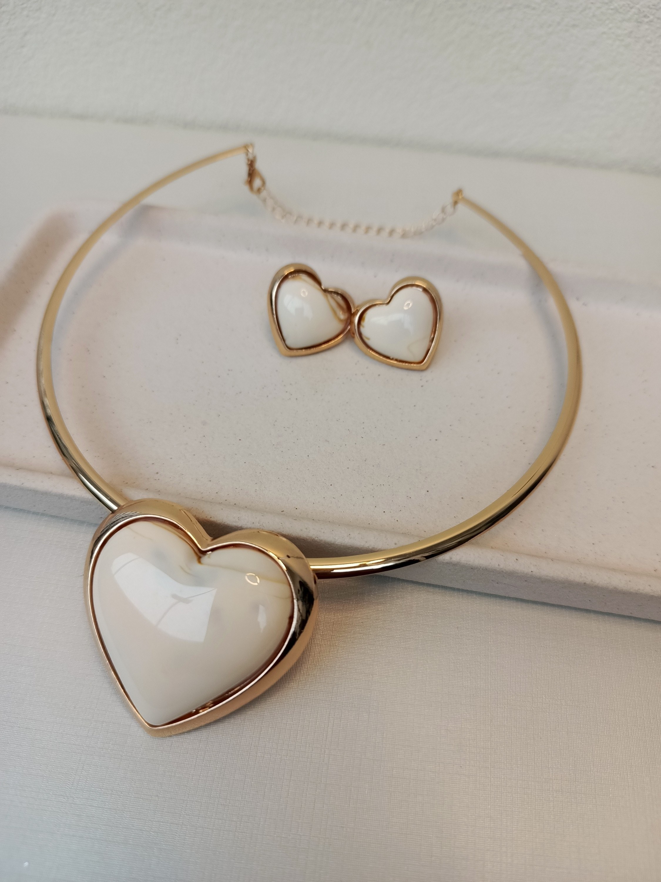 Conjunto aro e brinco coração com pedra marmorizada