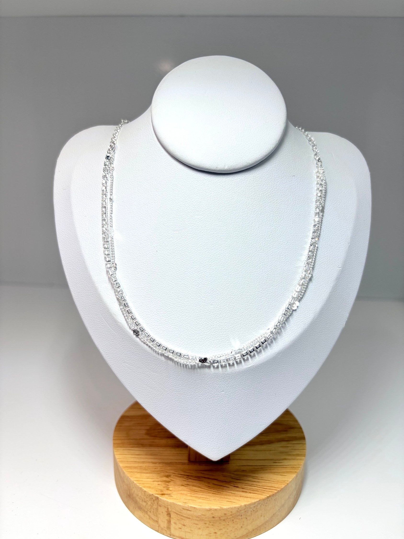 Colar duplo com strass e corações