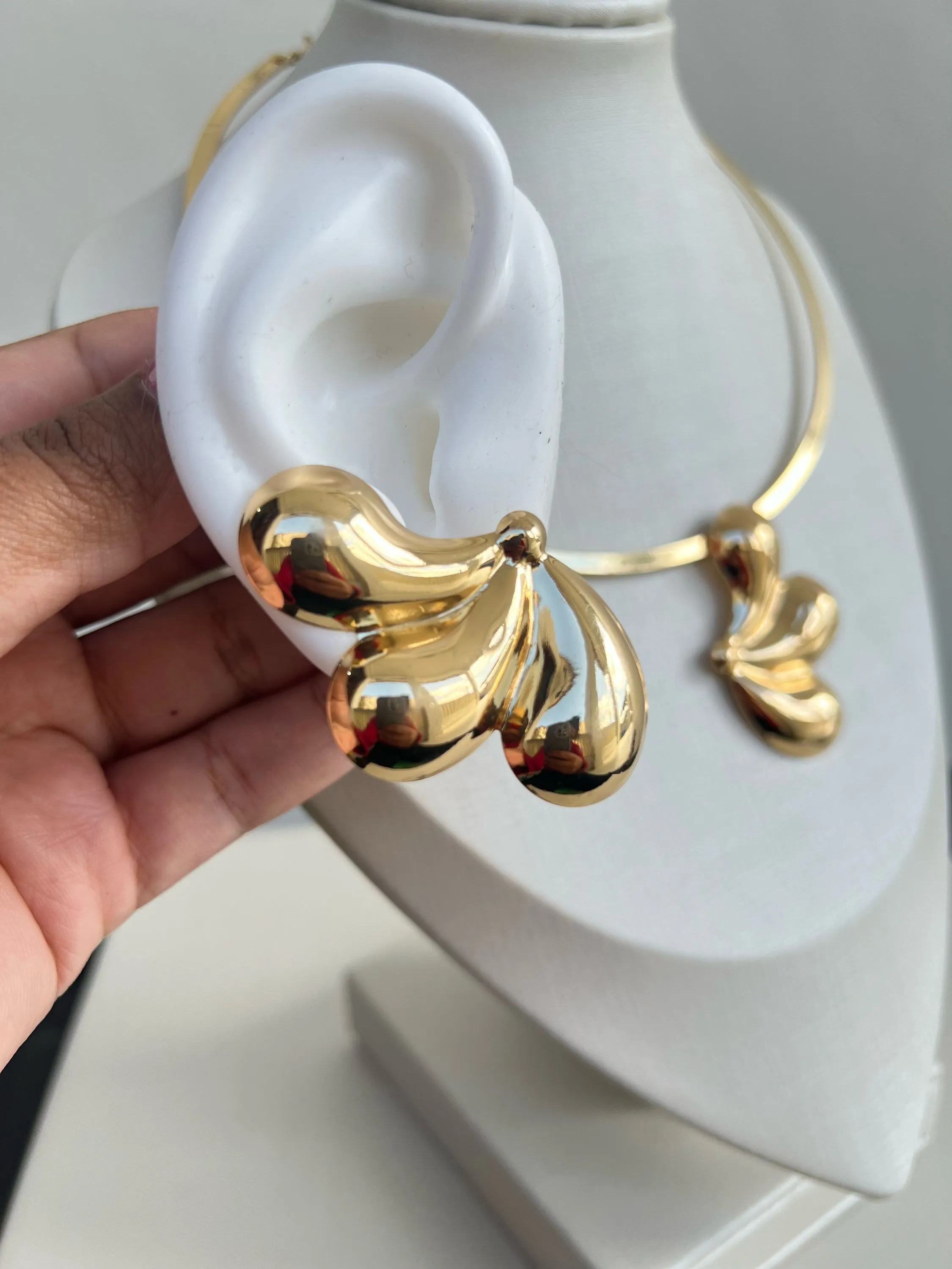 Conjunto Choker e brinco pétala