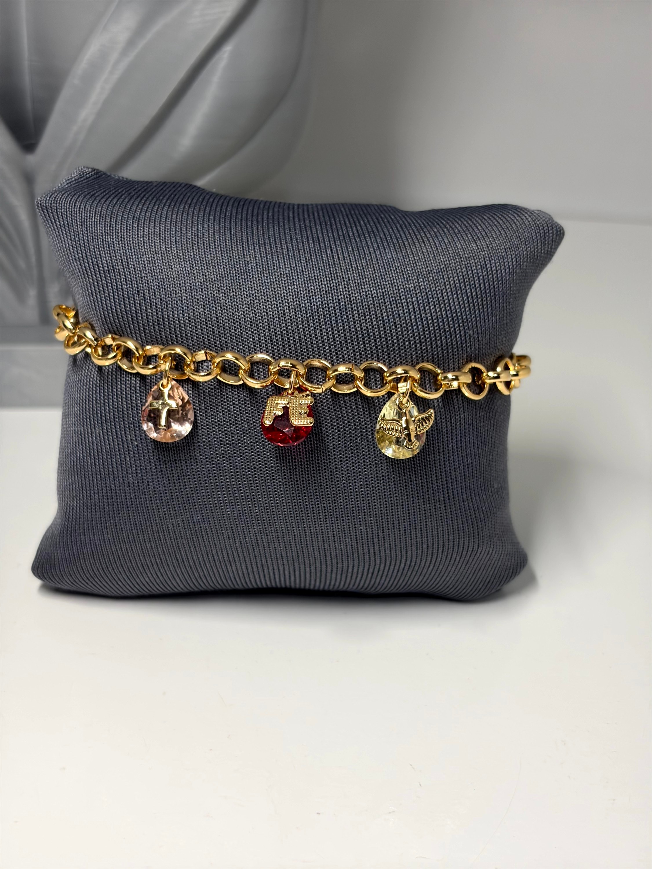 Pulseira com pingentes religiosos