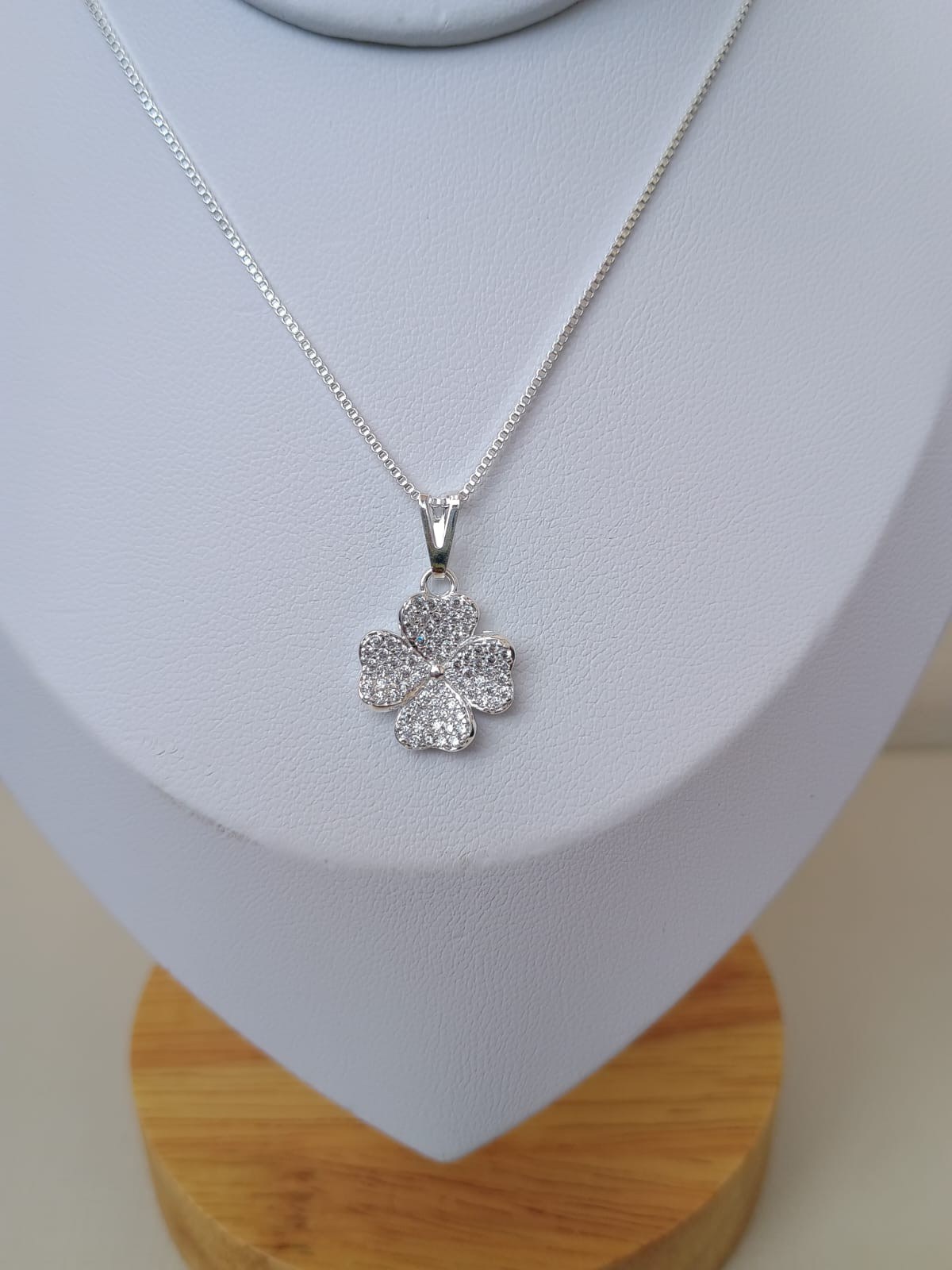 Colar com pingente de trevo cravejado com zircônias