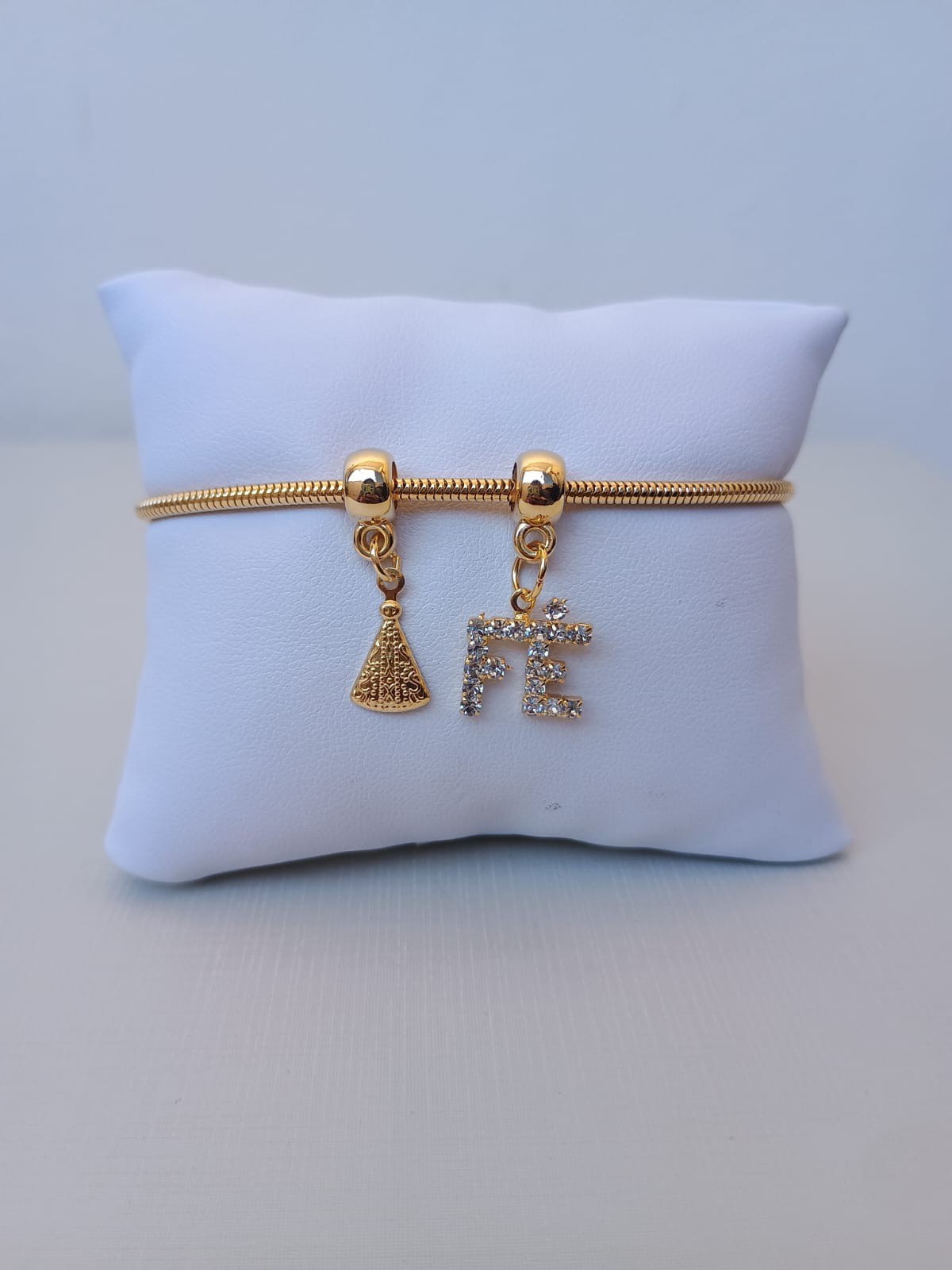 Pulseira com pingentes religiosos