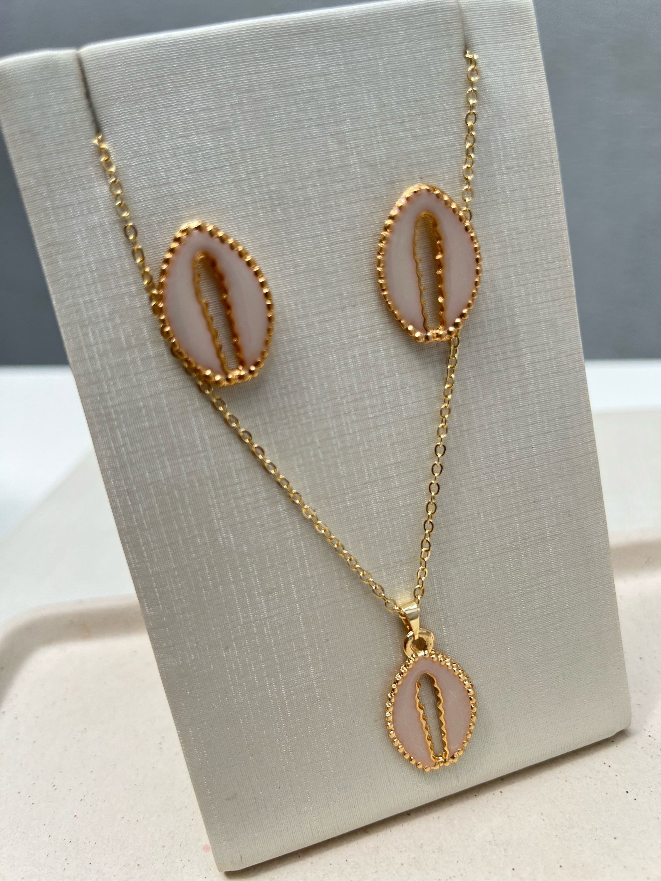 Conjunto colar e brinco búzios