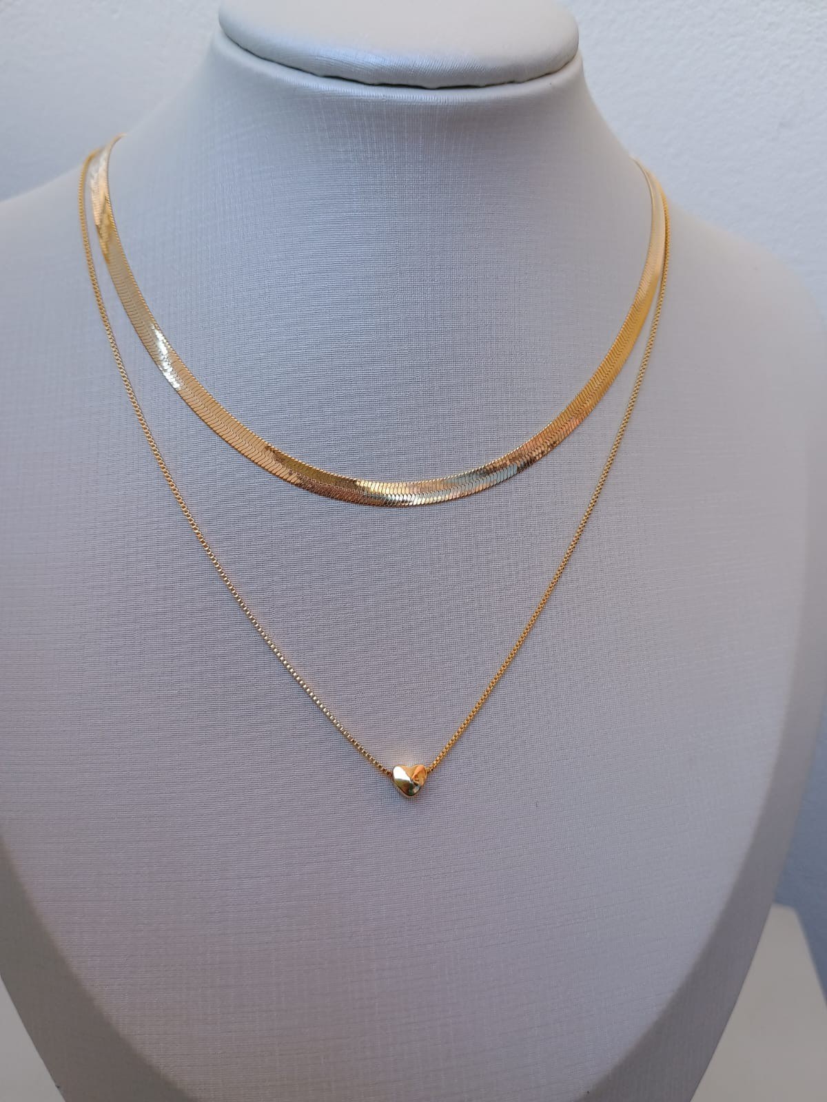 Colar duplo com malha e mini coração dourado