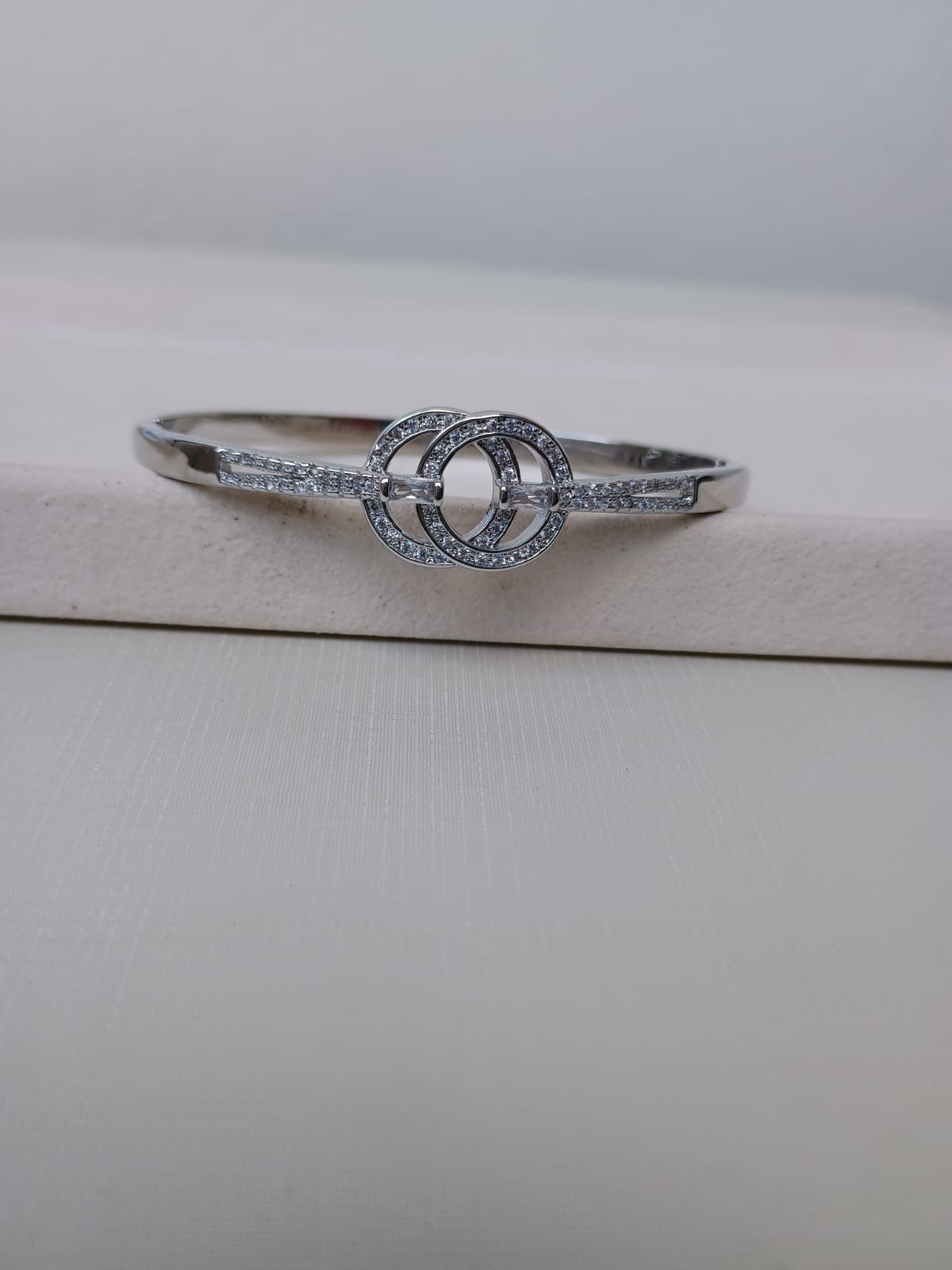 Bracelete com círculos cravejado