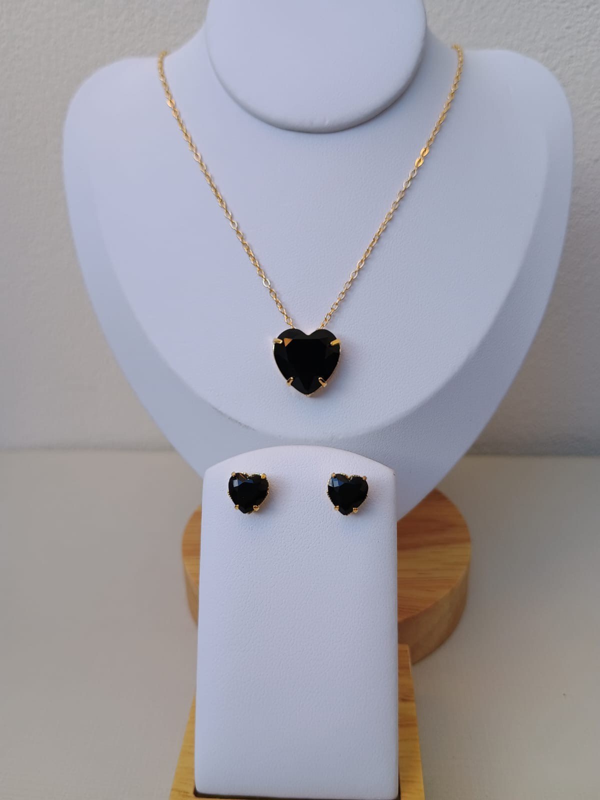 Conjunto dourado com coração preto