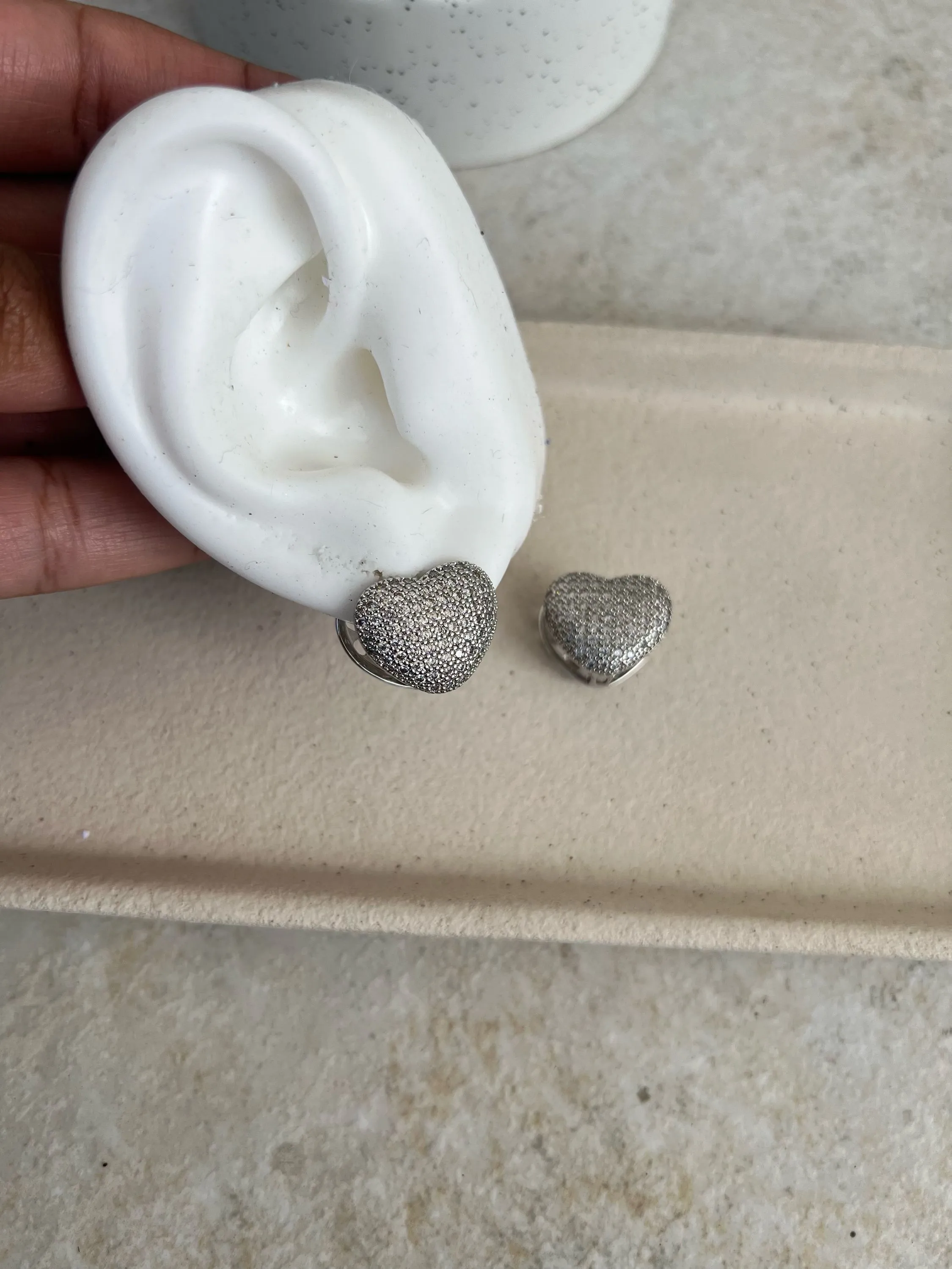 Brinco coração cravejado de strass