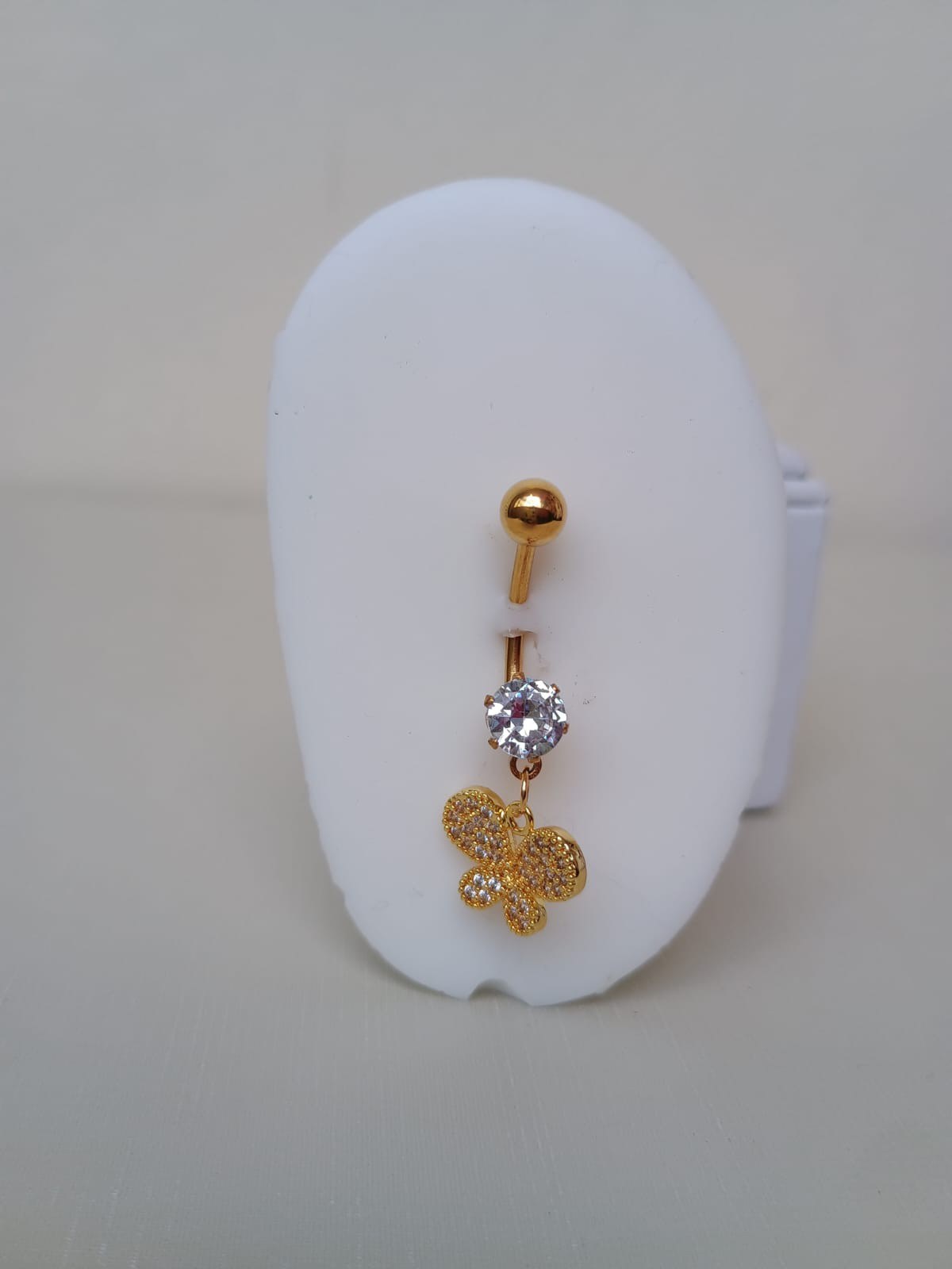 Piercing com borboleta cravejada com zircônias