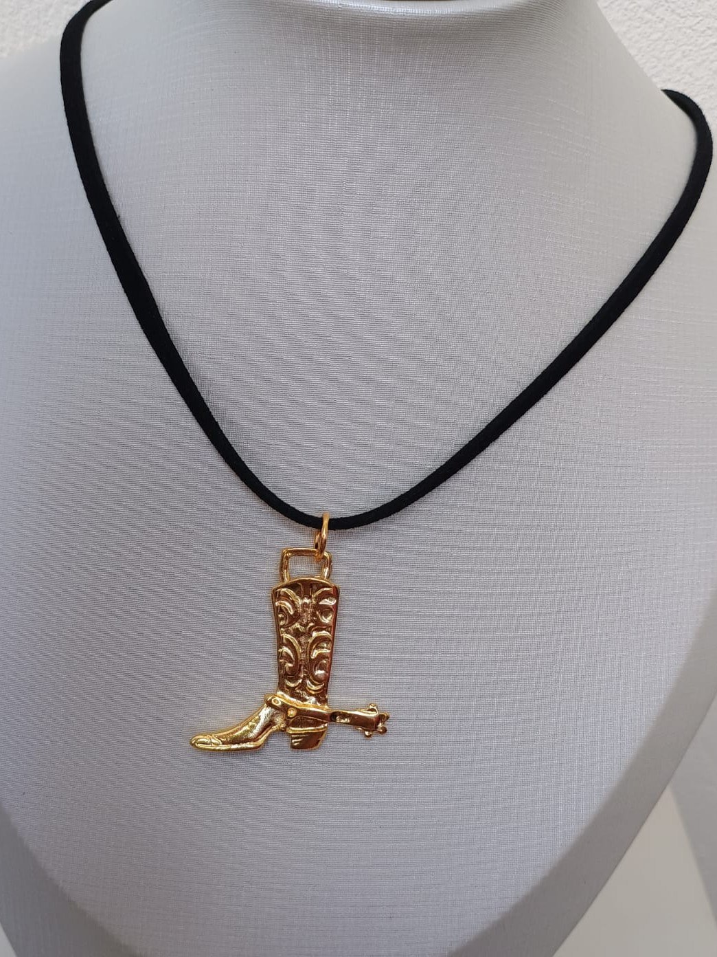 Colar com pingente de bota country