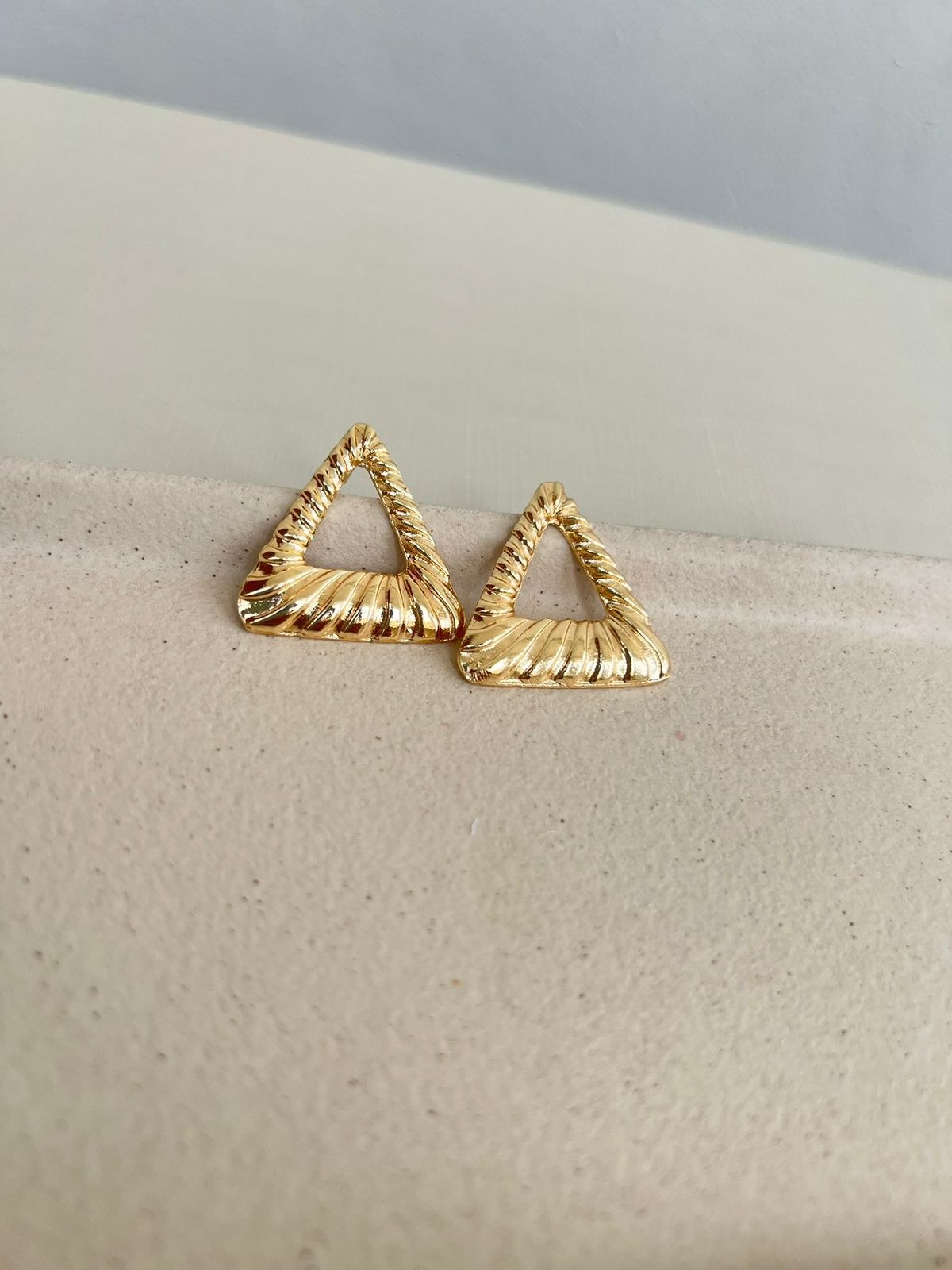 Brinco dourado triângulo vazado