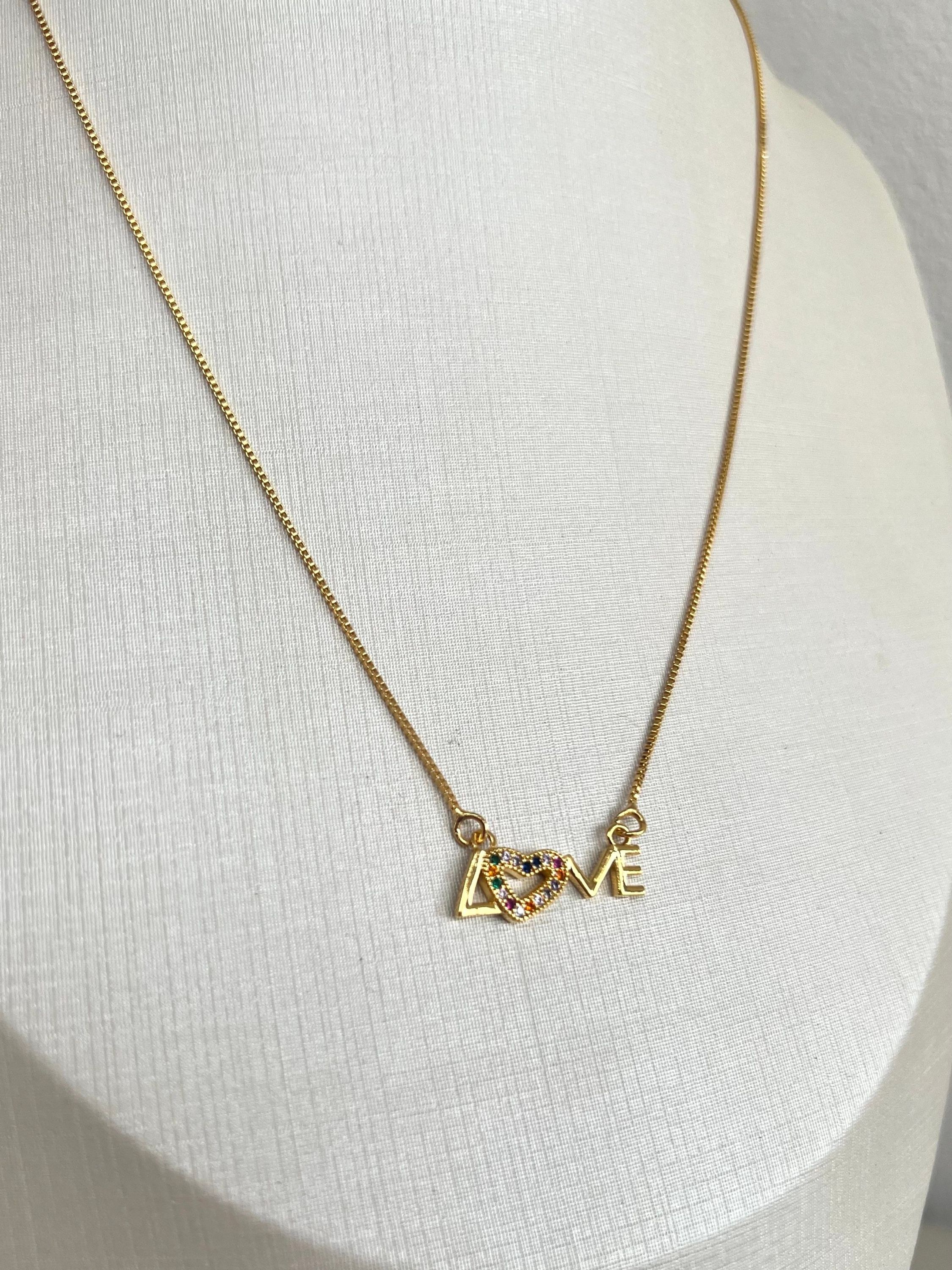 Colar delicado love com detalhe colorido