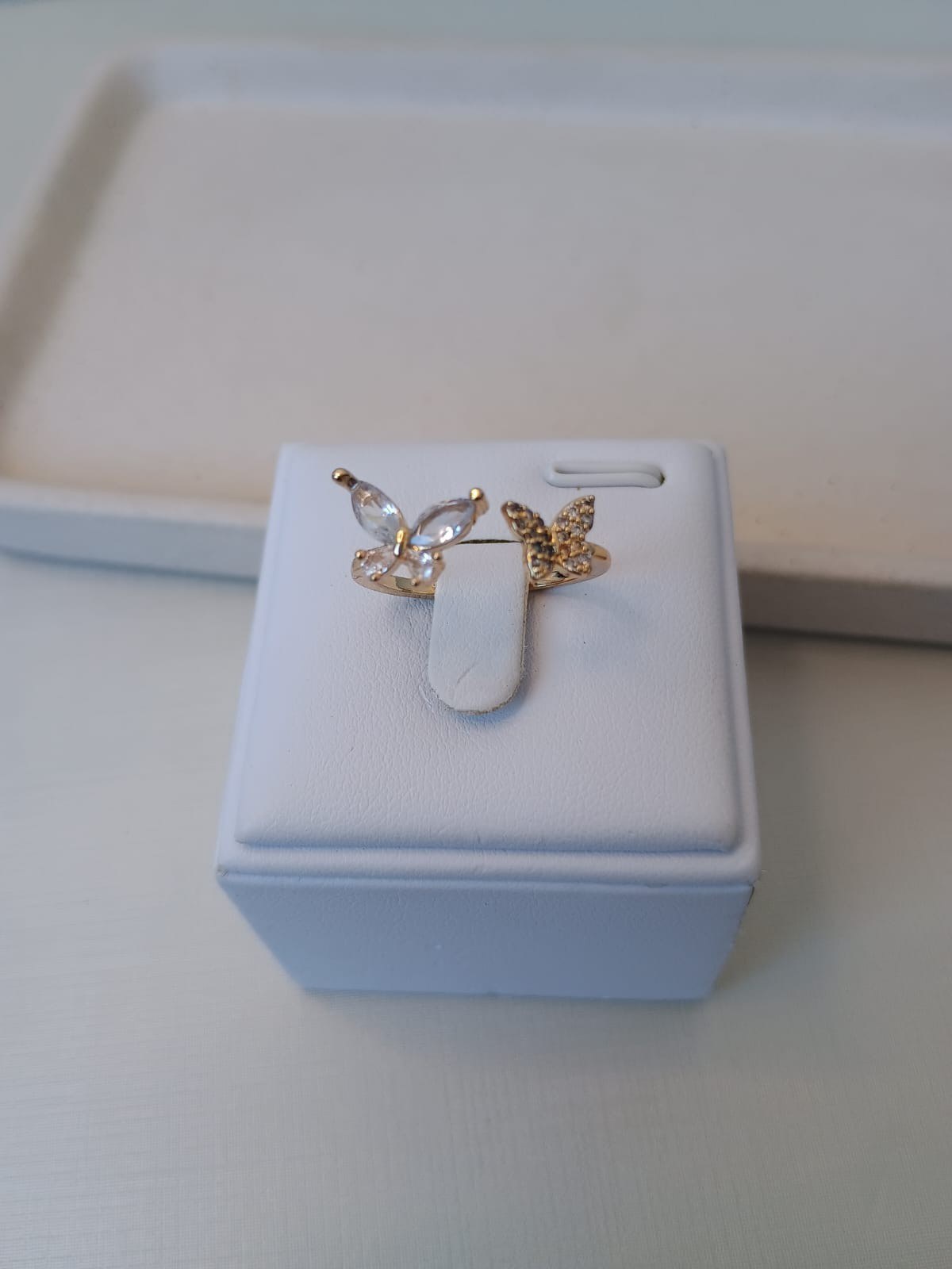 Anel dourado de borboleta cravejado com zircônias