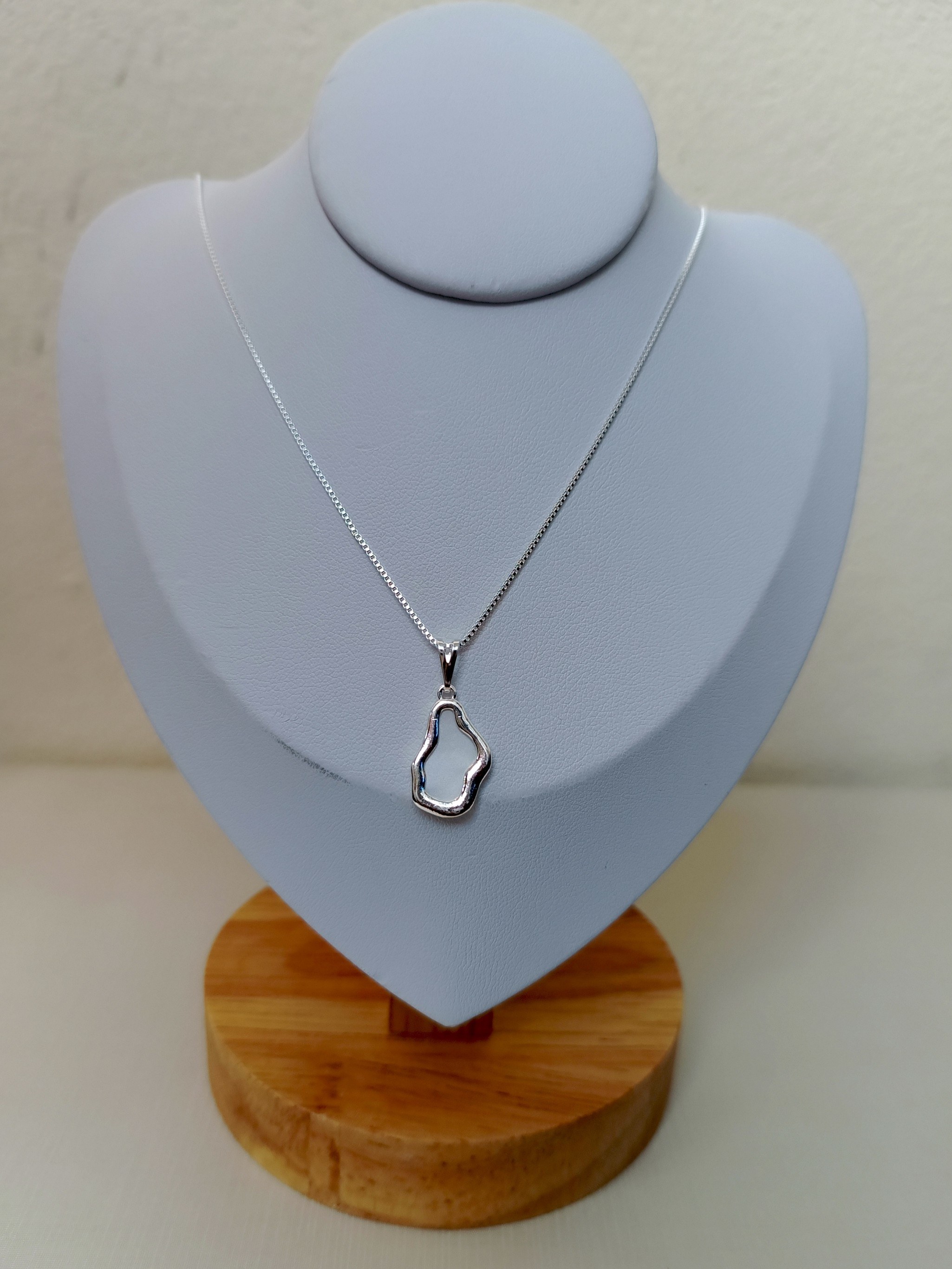 Colar com pingente orgânico branco