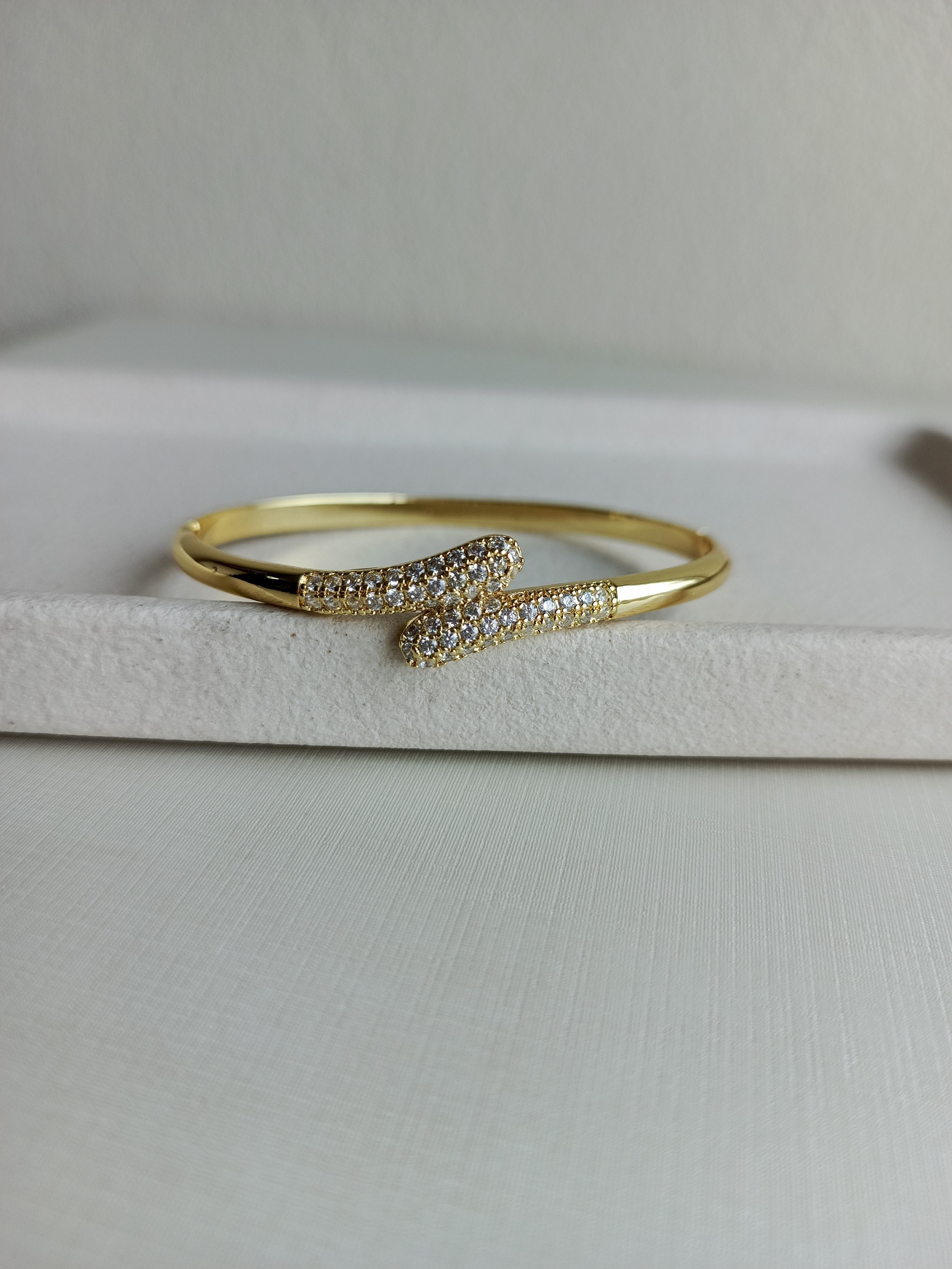 Bracelete delicado com as pontas cravejada com zircônias