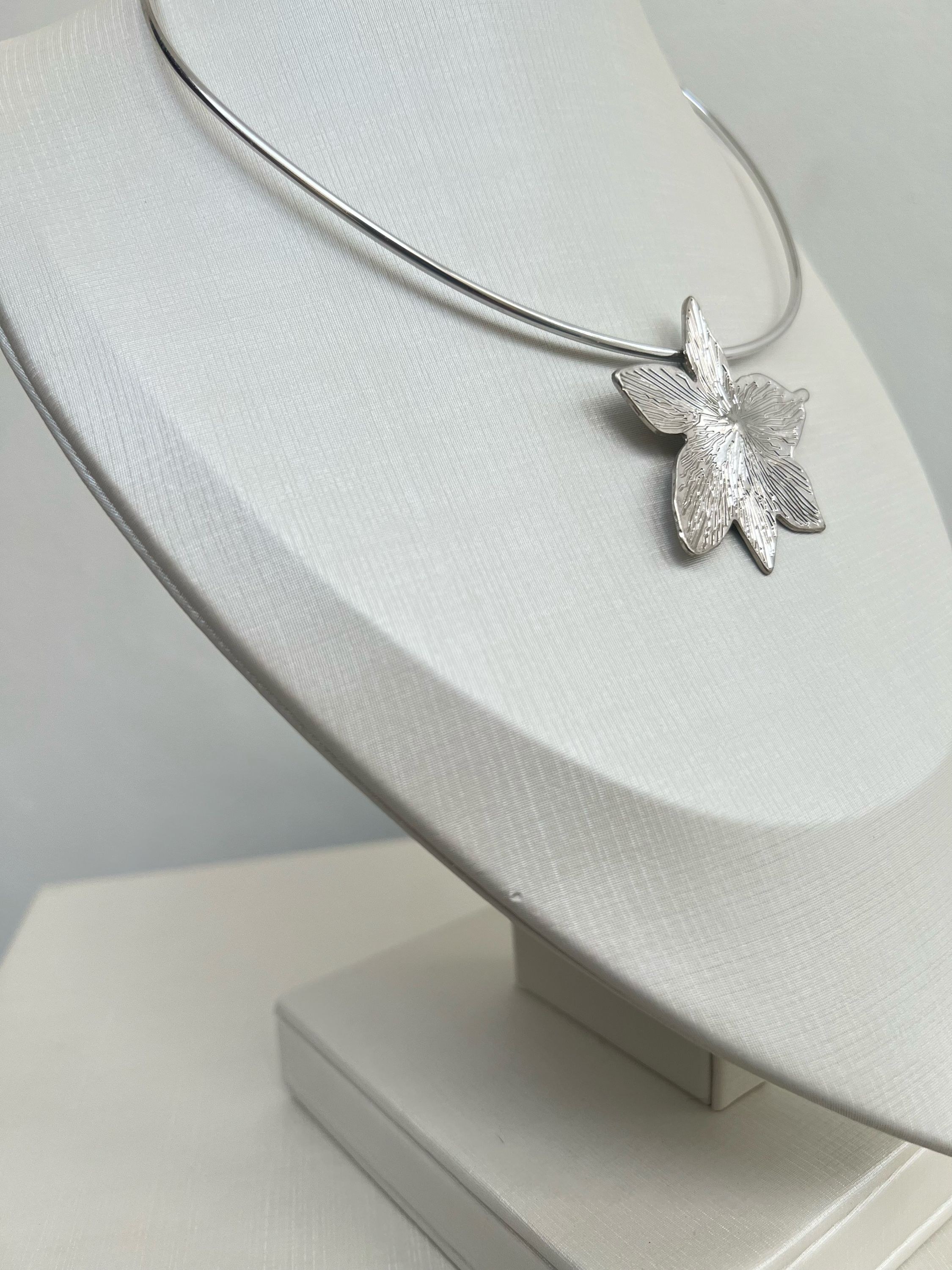 Choker aro modelo folha