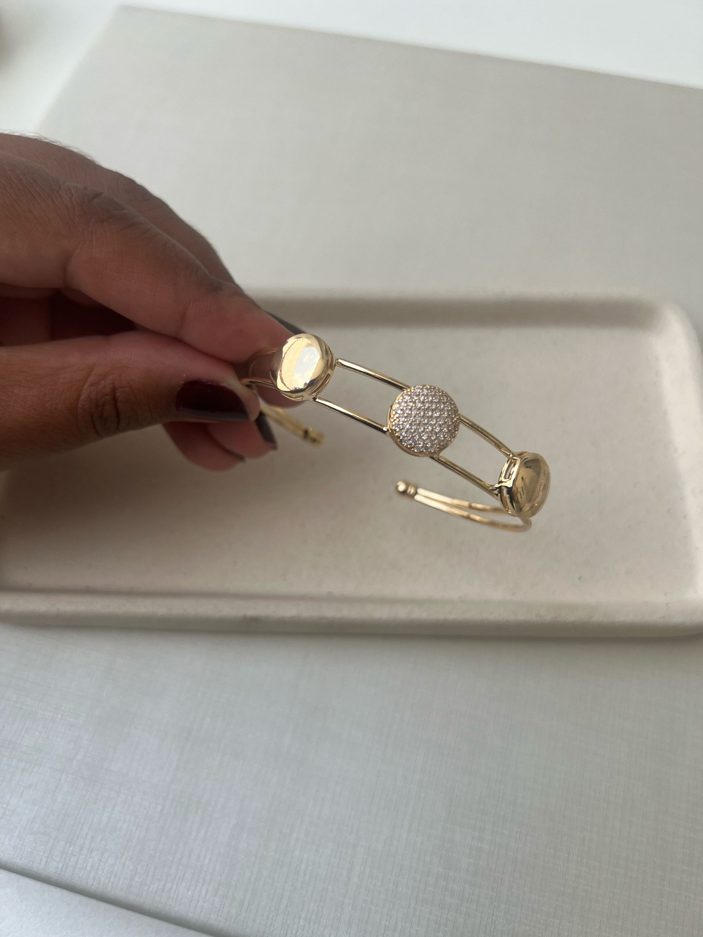 Bracelete modelo botão