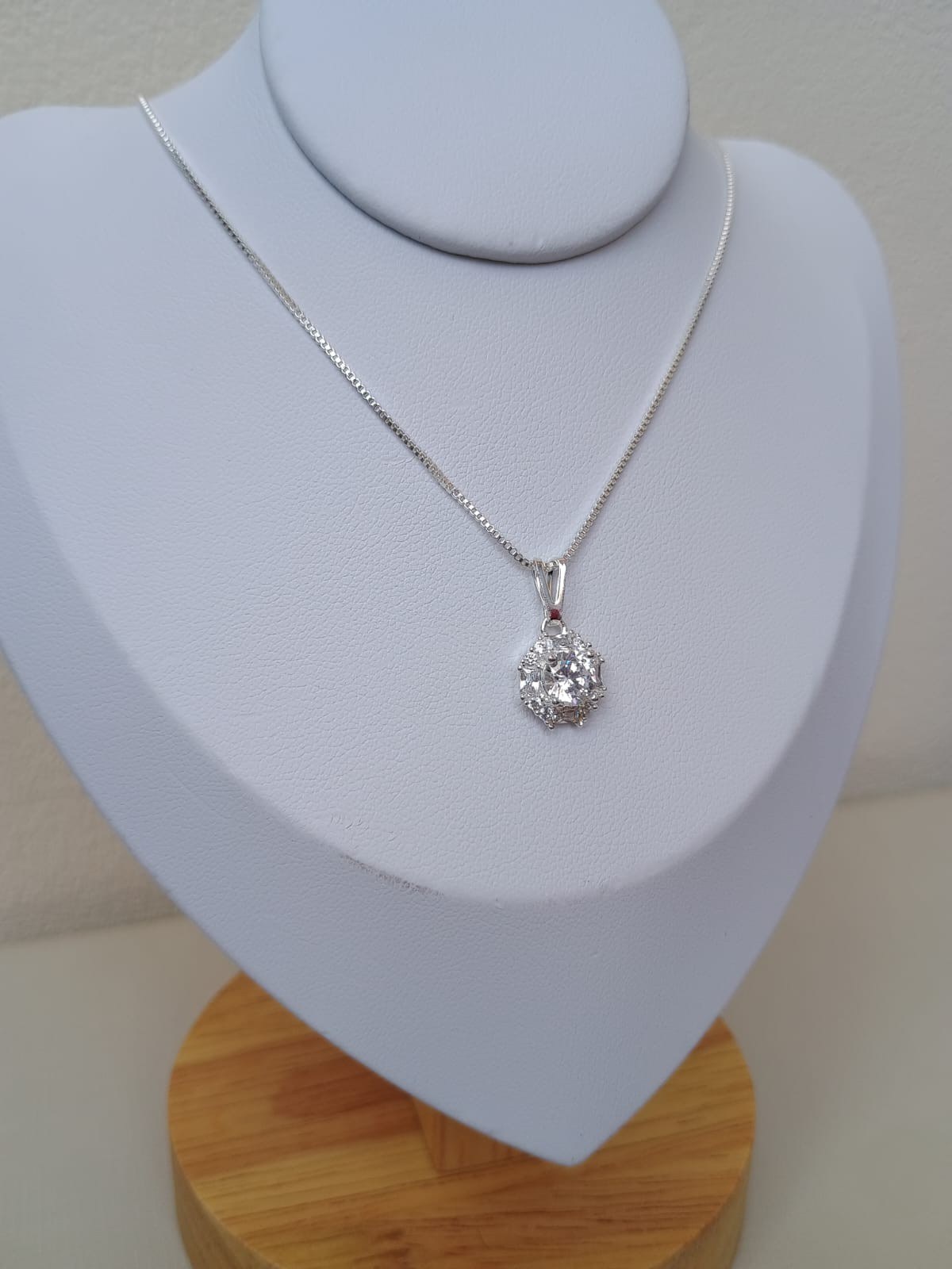 Colar com strass cravejado com zircônias