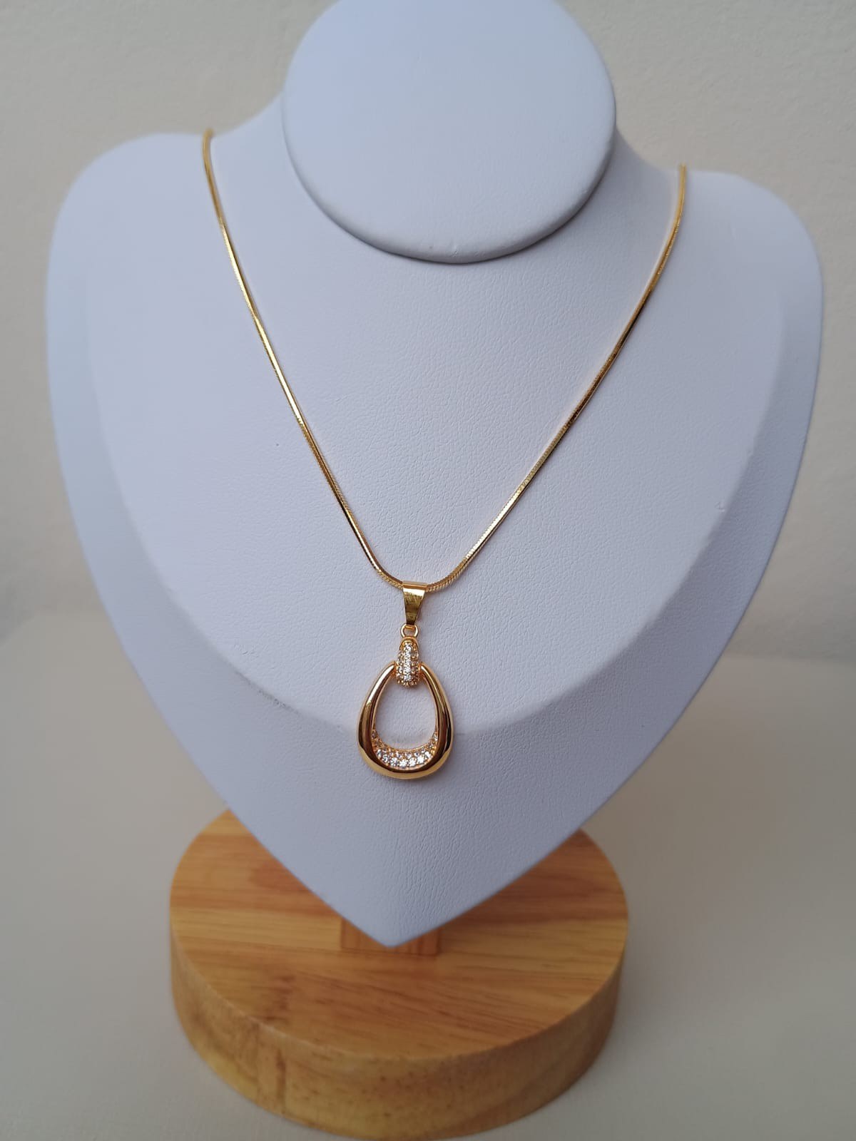 Colar com pingente em gota cravejado com micro zircônias