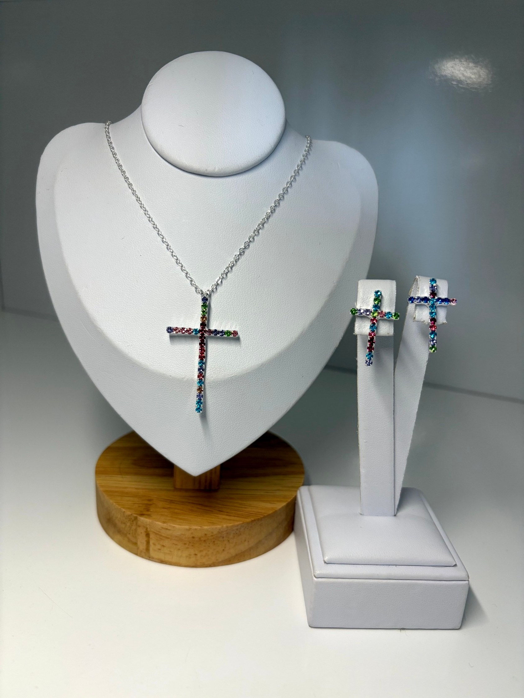 Conjunto de cruz colorido