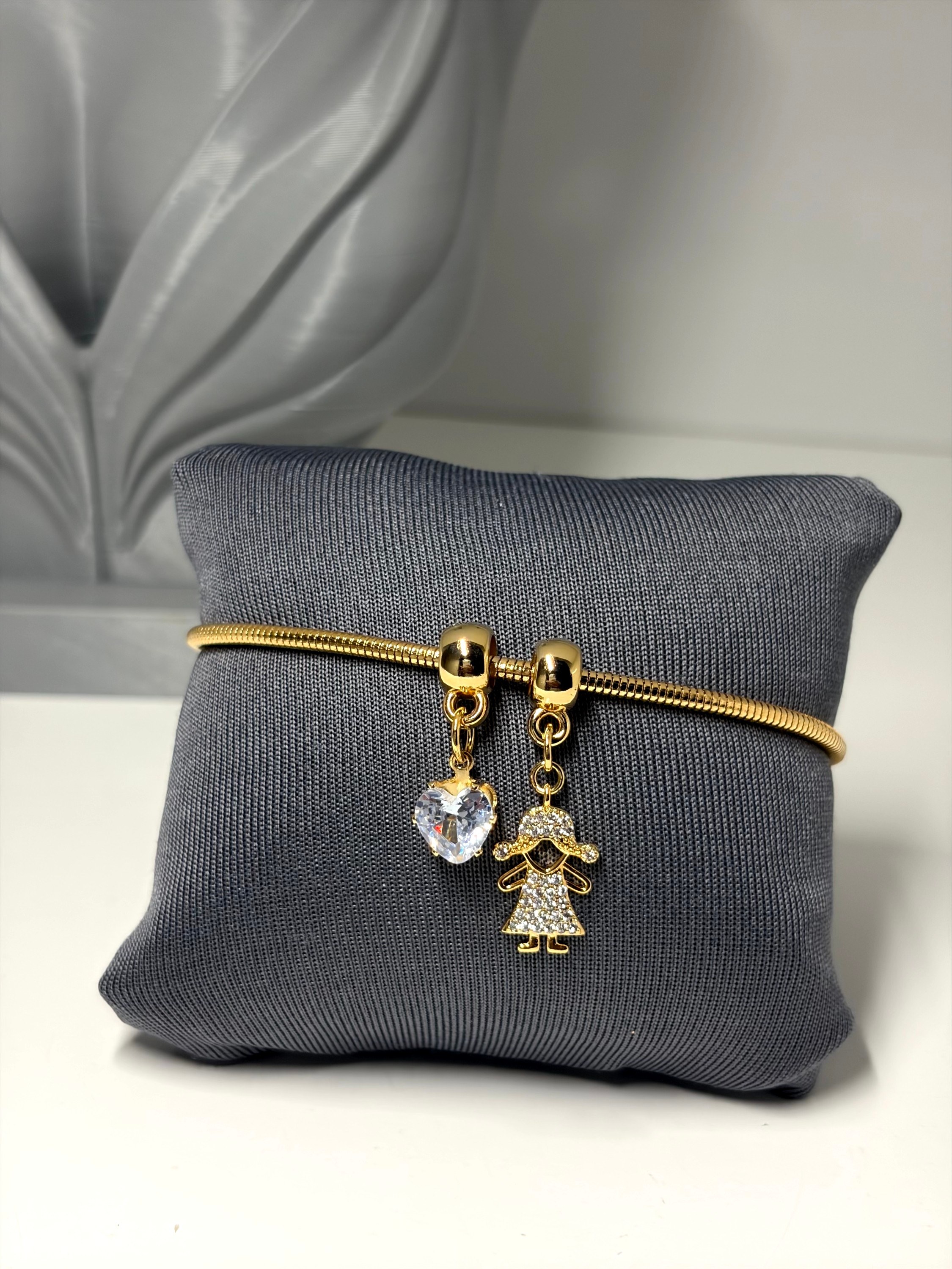 Pulseira com pingente de menina e coração