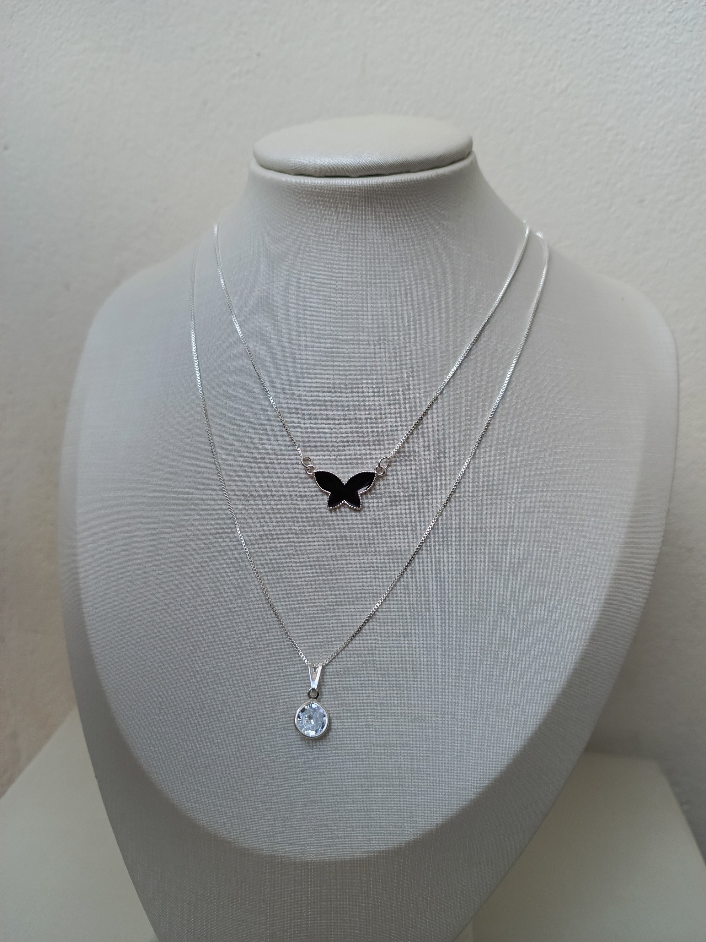 Colar com ponto de luz e pingente de borboleta