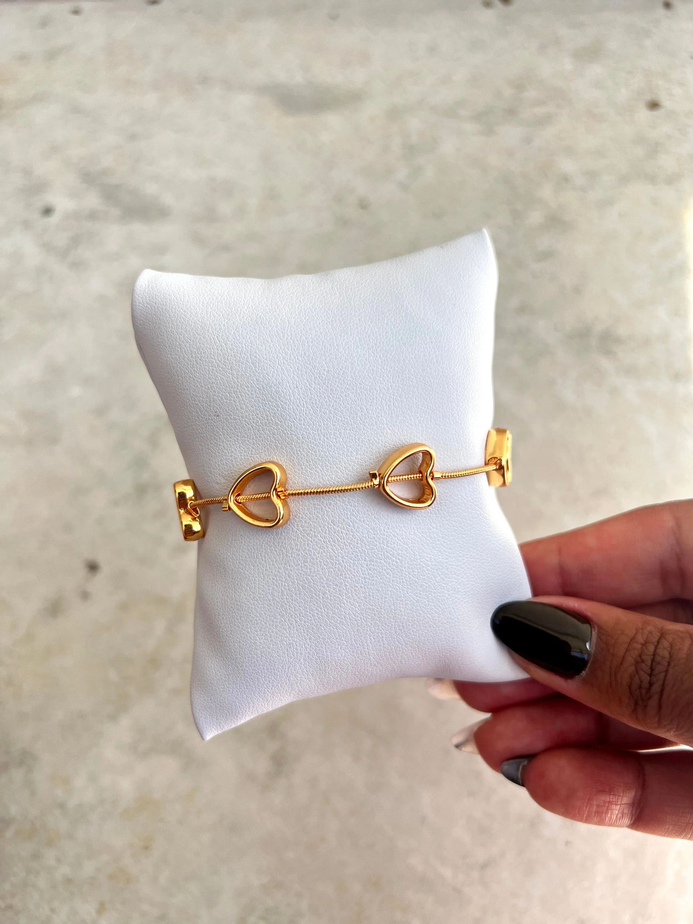 Pulseira folheada de corações vazados