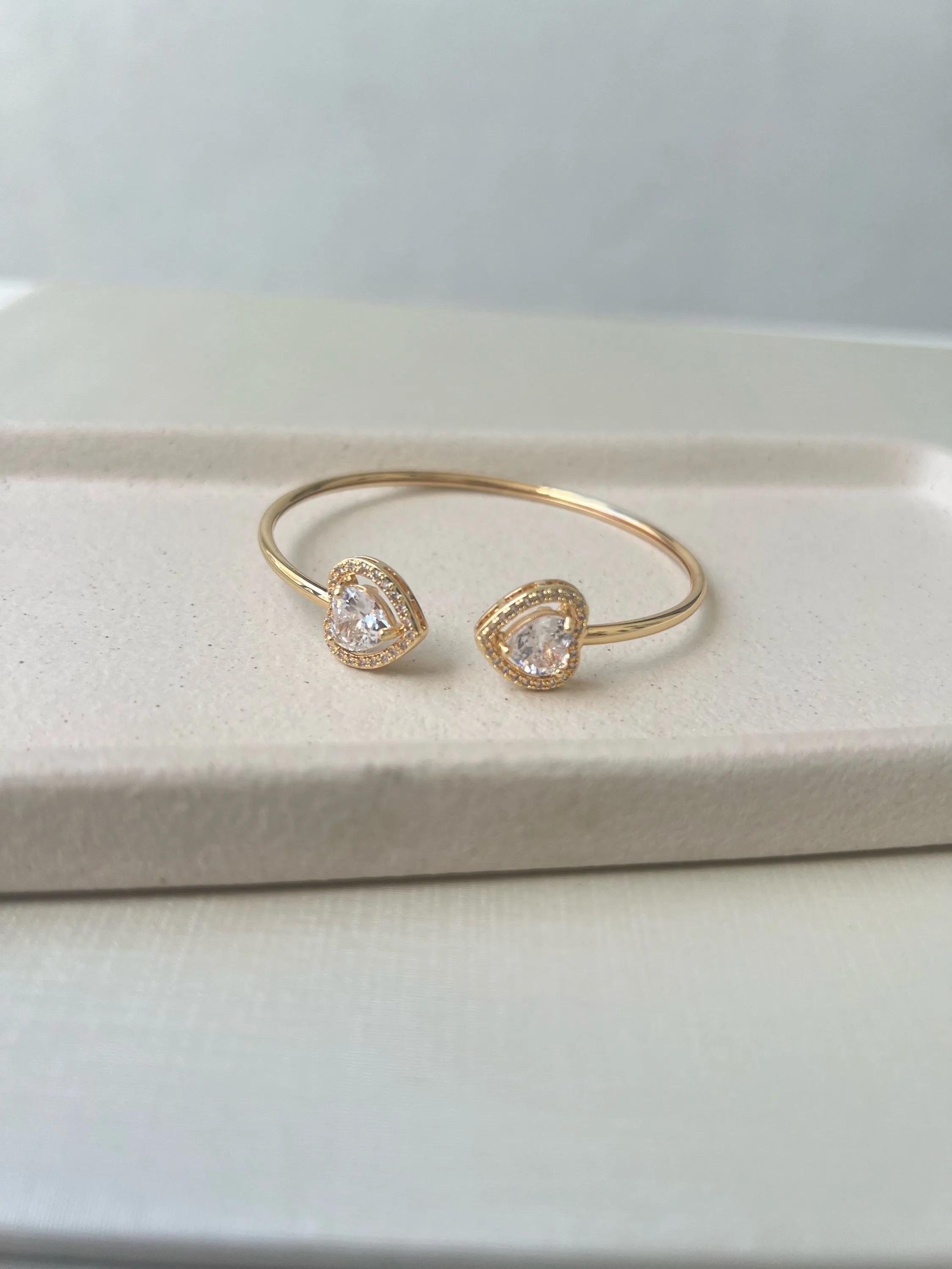 Bracelete fino modelo coração