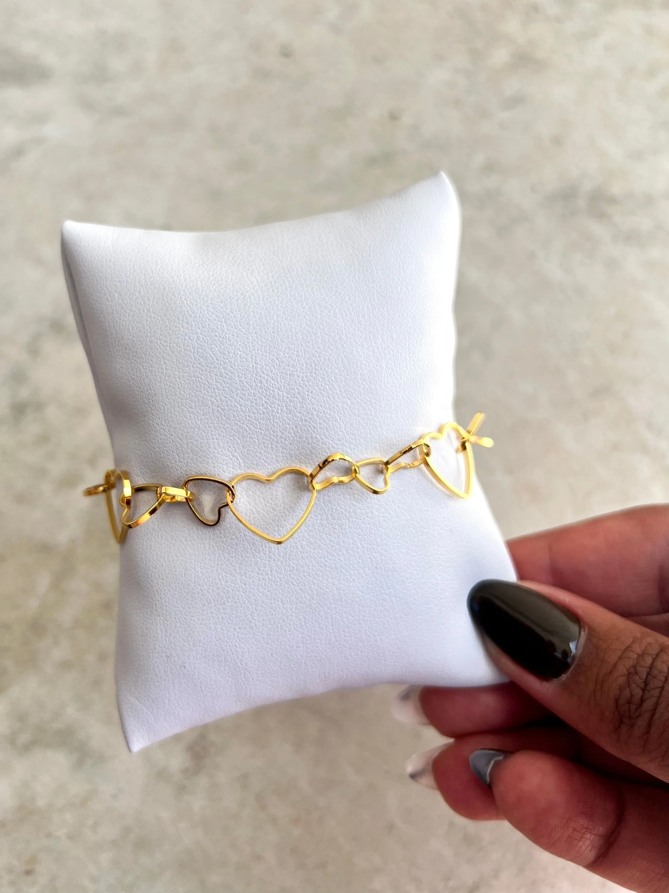 Pulseira folheada com elos de corações