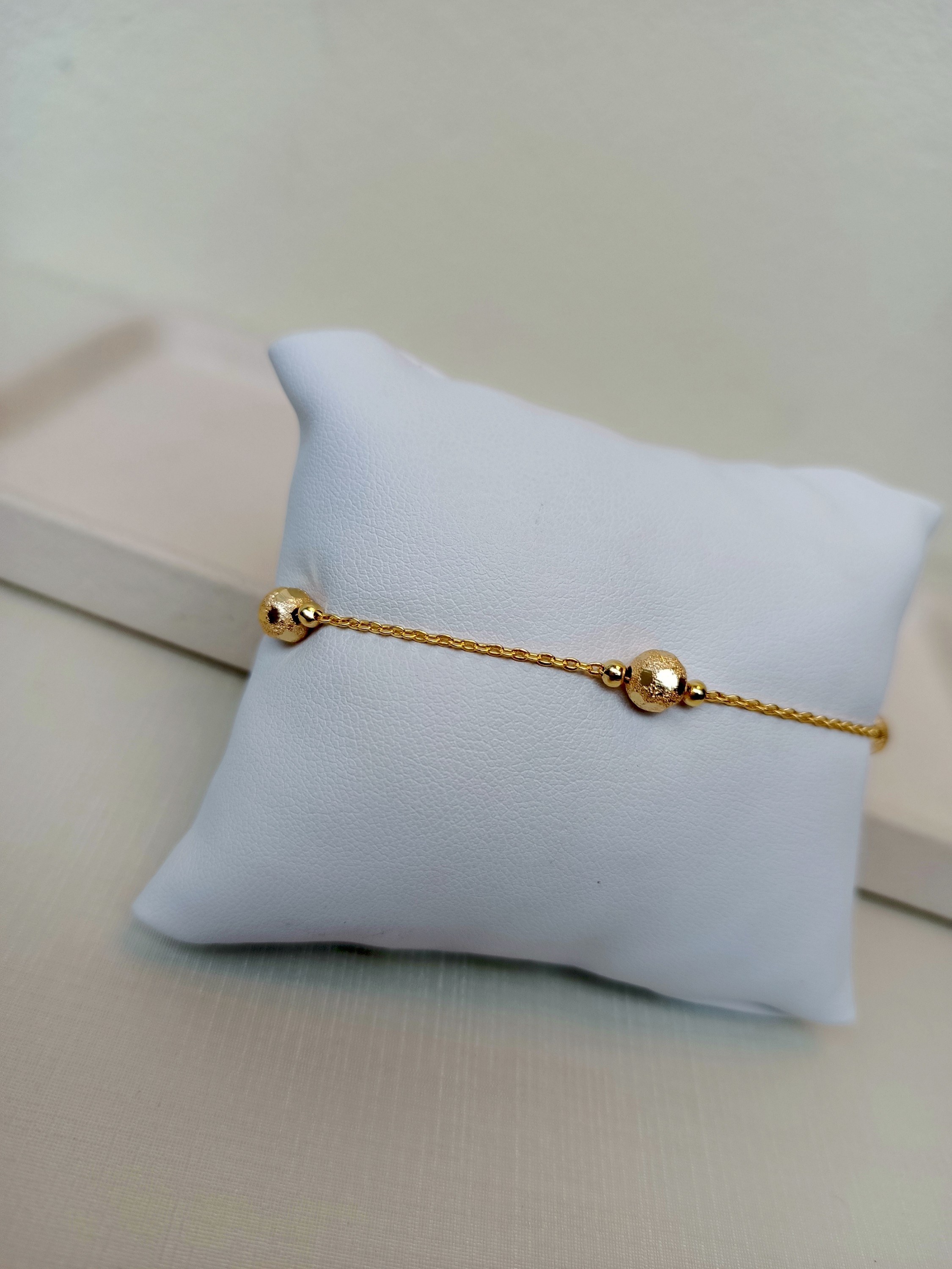 Pulseira delicada com bolinhas douradas