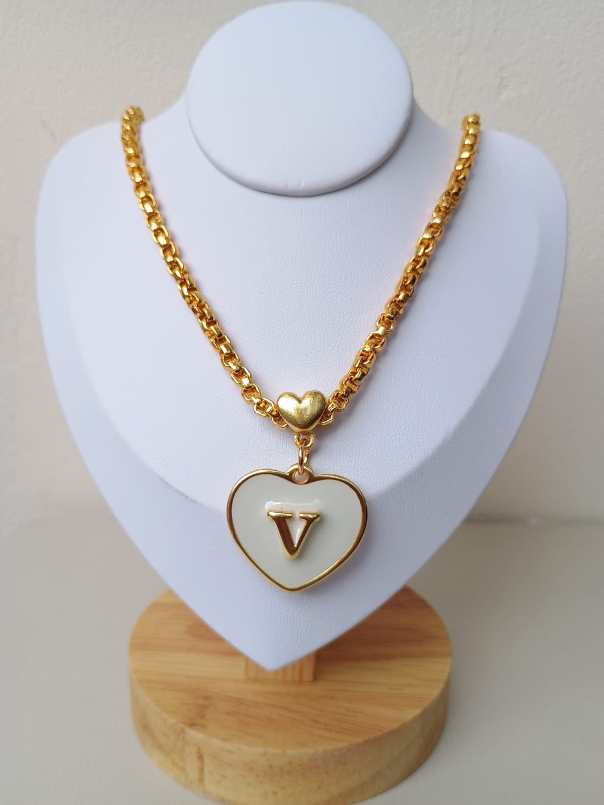 Colar de coração letra V