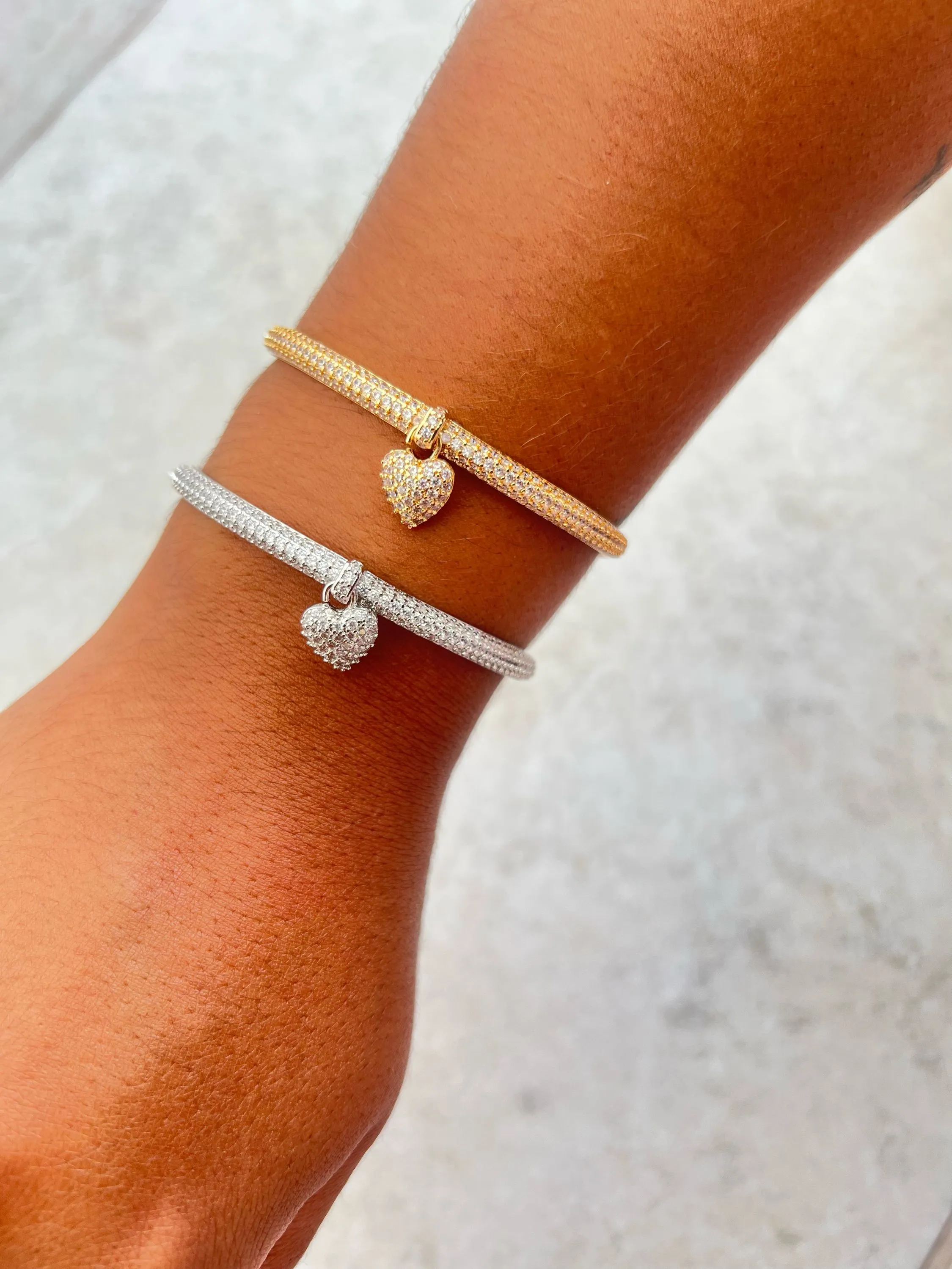 Bracelete cravejado em strass pingente coração