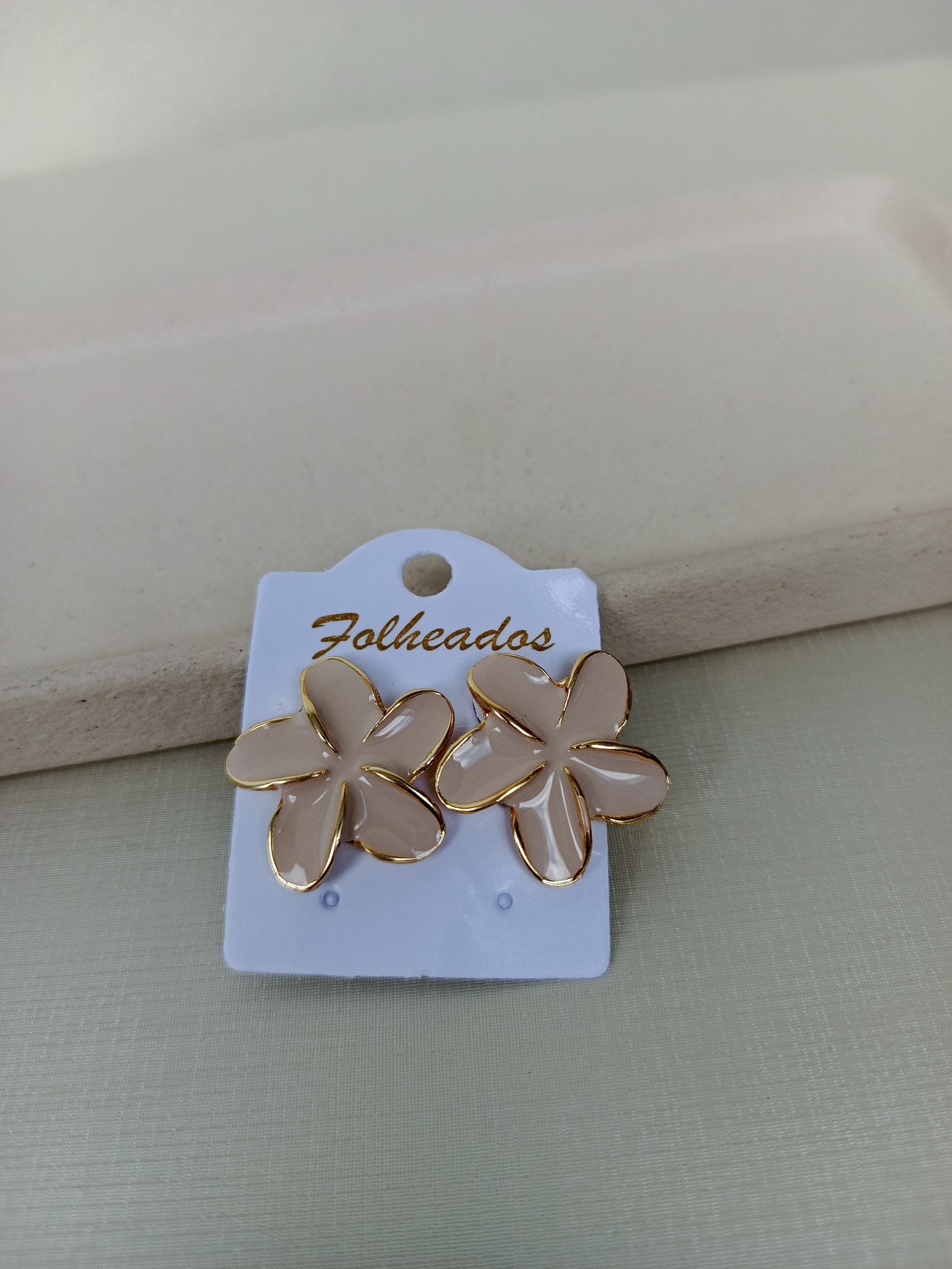 Brinco de flor resinado