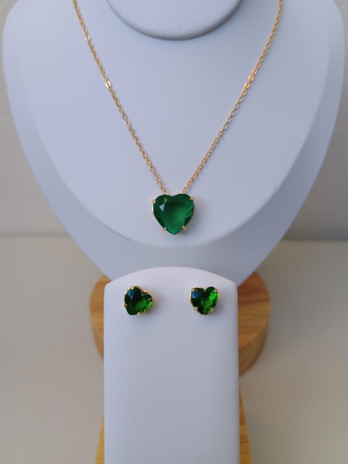 Conjunto dourado com coração verde