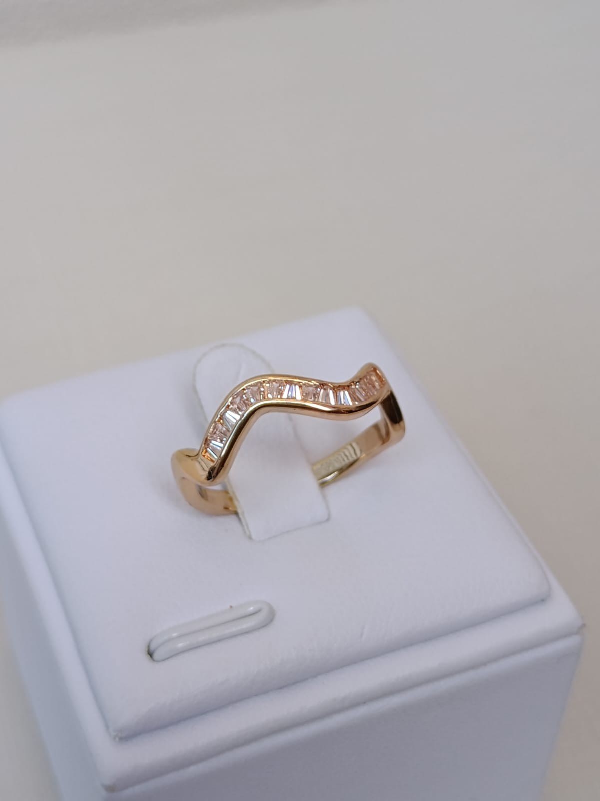 Anel ondulado com cristais