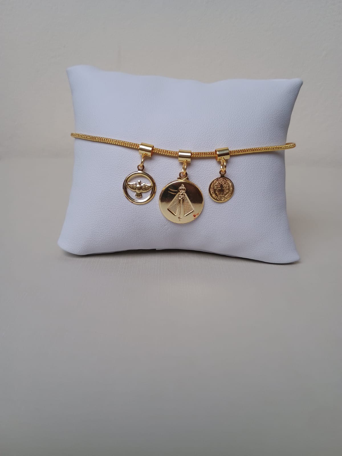 Pulseira com pingentes religiosos